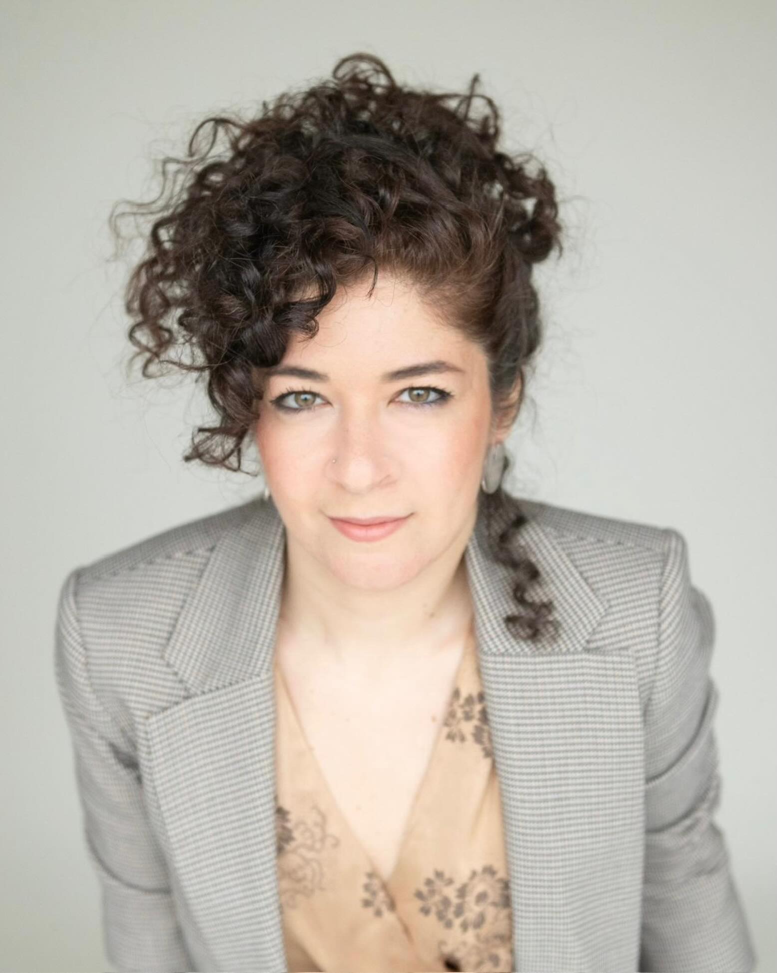 Dirigentin Yalda Zamani hat sich als vielseitige Künstlerin etabliert, deren besonderes Interesse dem modernen und zeitgenössischen Repertoire gilt. Von 2024 bis 2026 war sie als Assistenzdirigentin des Ensemble intercontemporain unter der Leitung von Pierre Bleuse tätig.
Im Rahmen ihrer Gastdirigate arbeitete sie bereits mit zahlreichen Orchestern und Ensembles bei renommierten internationalen Festivals und in bedeutenden Konzerthäusern zusammen.
Zu den jüngsten Höhepunkten ihrer Karriere zählen ihr Debüt mit dem Ensemble intercontemporain in der Philharmonie de Paris, ihr Debütkonzert mit dem WDR Sinfonieorchester sowie die musikalische Leitung von neun Aufführungsabenden der aktuellen Produktion von Kirill Serebrennikows Hamlet / Fantômes am Théâtre du Châtelet.
🪄 Yalda Zamani wird am 9. und 10. Mai beim SONUS FEMINÆ-Konzert “Searching for Judith Shakespeare” in der @st.elisabeth.villaelisabeth Kaija Saariahos “Tempest Songbook” dirigieren.
🎟️ Tickets via Biolink
📷 © Neda Navaee
#sonusfeminae #yaldazamani #komponistinnen #femalecomposers #womeninearlymusic