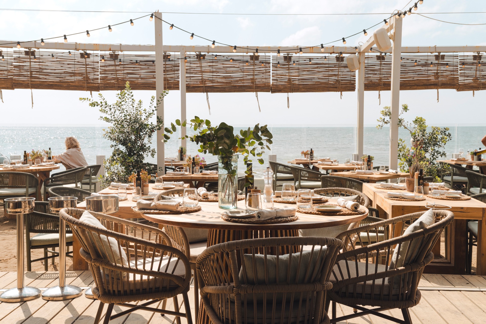 There’s a reason lunches tend to turn into afternoons here.
The table is set, the sea is doing its thing, and everything else can wait. Sunlight, soft breeze, good company and that effortless Luuma feeling woven into every corner ✨🌊
Some places are made to stop by.
This one is made to stay.
#luumabeachrestaurant #luumabeachmarbella #marbellaweekend #marbellatrip #marbellalifestyle #marbellaspain #marbellavacation #elrosariobeach