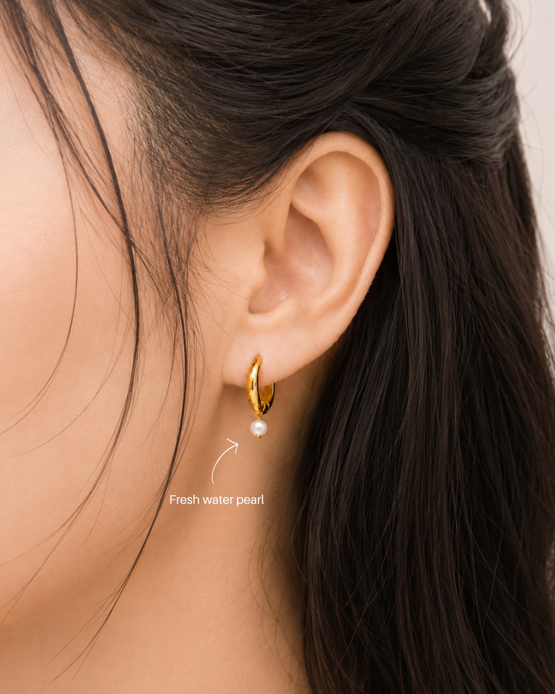 Soft pearl drops for a clean everyday glow.
925 silver hoop earrings with fresh water pearl.