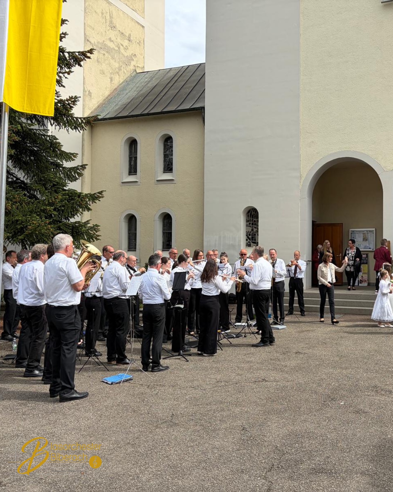 Heute durften wir die Kirche zur ersten heiligen Kommunion musikalisch umrahmen⛪️ Vor der Kirche haben wir die Kinder feierlich zur Kirche begleitet und im Anschluss an den Gottestdienst wieder musikalisch in Empfang genommen🎶