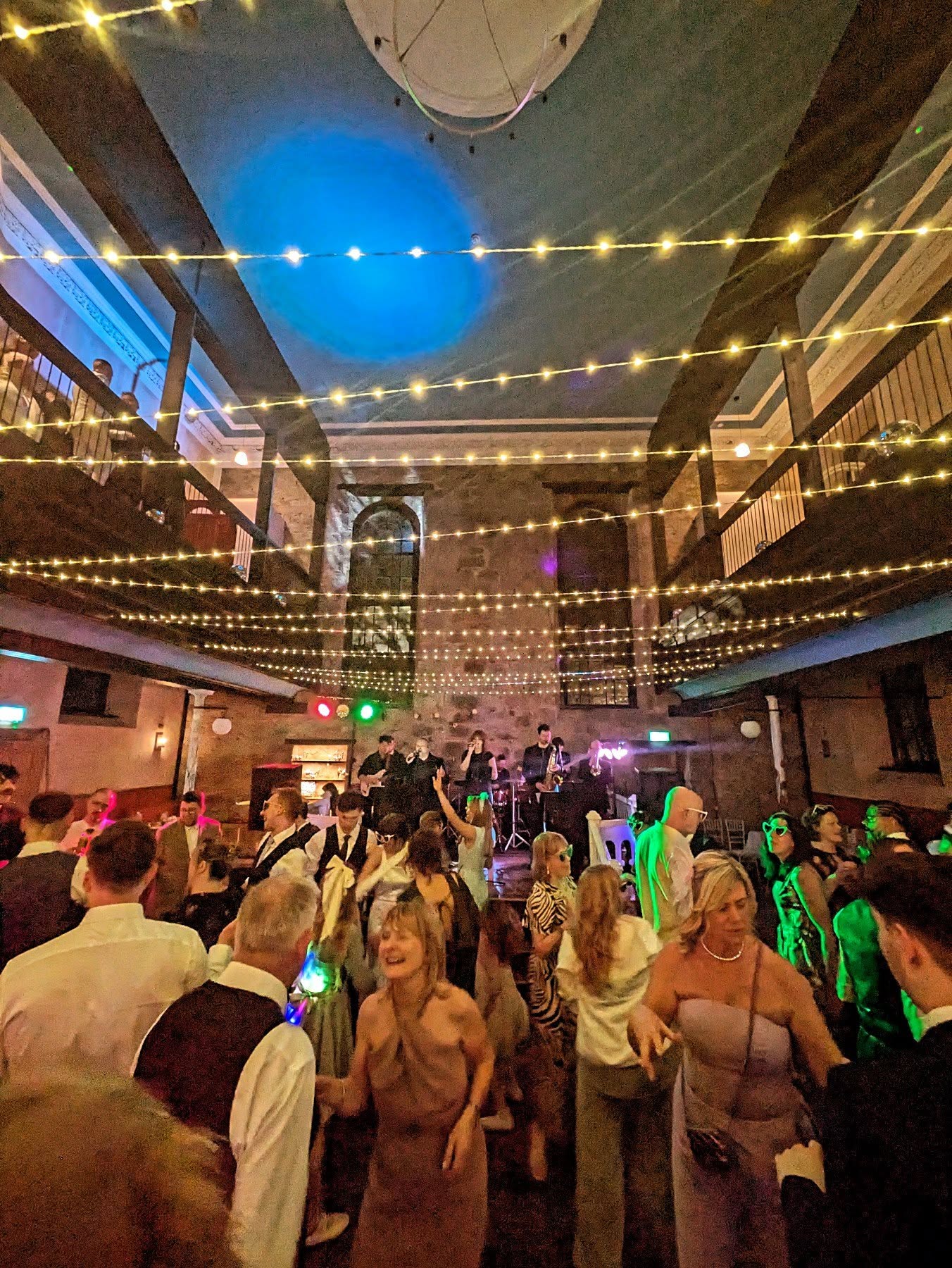 What a night we had @the_makers_kirk
Congratulations to Jack & Rowan, thanks for having us 🎷🎺
.
info@establishedentertainment.co.uk
.
.
.
.
.
.
.
.
.
.
.
#thesoulestablishment #luxuryshowband #weddingideas #scotlandwedding #scottishweddinginspiration