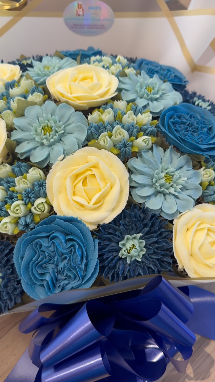 Getting married in Paris ? Contact us for one of these beauties in your chosen colours 💐🧁
Our cupcake shop: 43 rue du Chemin de Fer, 77400 Lagny sur Marne
@ledomainedegrisien
#angiescupcakes77 #bouquetdecupcakes #weddingcupcakes #weddinginparis #weddingplannerparis @salon_du_mariage_coulommiers @lagnycommerces