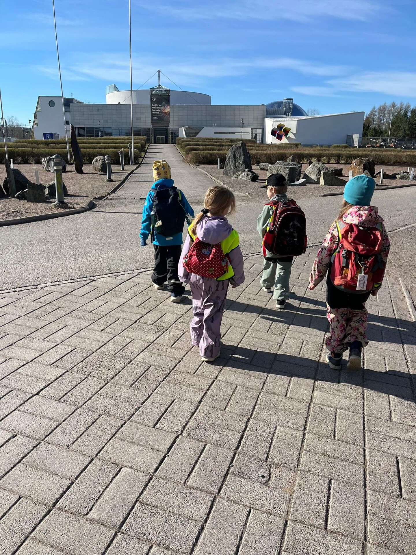 Eskareiden kevätretki suuntautui Heurekaan. Aamu alkoi värilaboratoriossa, jossa pääsimme työskentelemään innostavien kokeiden parissa. Tutkimme veden olomuotoja ja ihmettelimme myös hiilihappo eli kuivajään ominaisuuksia. 🥼🫧🧪 Uusia kokemuksia ja oppimisen riemua!
Päivä jatkui tutustuen jääkauden jättiläisiin, kävimme matkalla avaruudessa ja aikaa jäi toki myös leiki ja tutki - näyttelyyn. Aivan mahtava päivä!
#tuusulanvarhaiskasvatus #kevätretki #montessori #pikkulukkari #montessorieskari