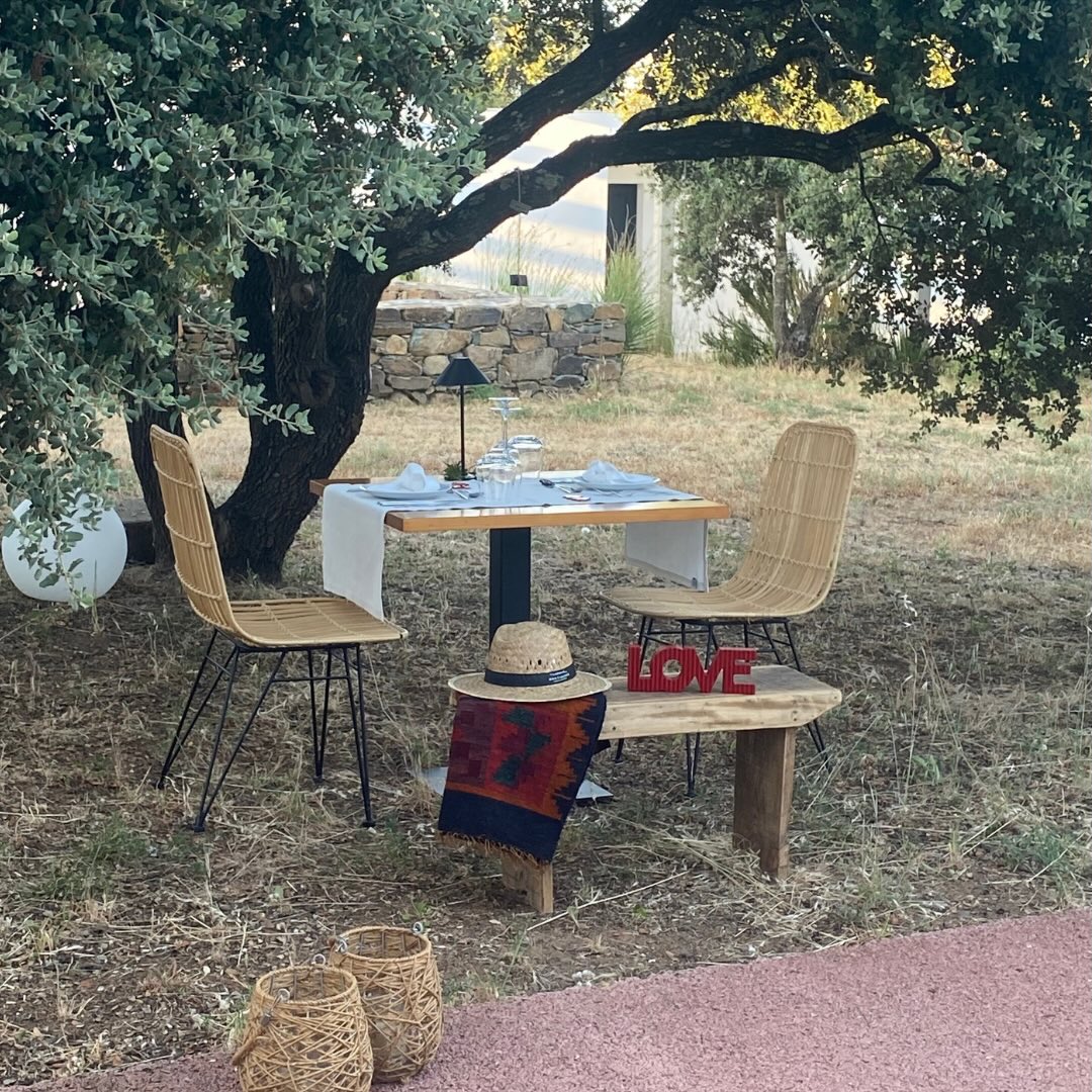 O Amor aprende-se, cultiva-se, cuida-se para que floresça, cresça e se mantenha. Cuide do seu amor com tempo, manhãs tardias, passeios no campo de mão dada, gestos de carinho e refeições longas sob as estrelas, a dois, sem mais...
Para acarinhar o seu amor, propomos um jantar privado no nosso montado com um manto de estrelas bordado para a ocasião.
Love is something you learn, nurture, and care for so that it may blossom, grow, and endure. Nurture your love with time, lazy mornings, walks in the countryside hand in hand, tender gestures, and long dinners under the stars, just the two of you, nothing more...
To cherish your love, we propose a private dinner in our “montado” (oak grove), under a blanket of stars embroidered for the occasion.
i:www.montimerso.pt/programas
i:info@montimerso.pt
#LoveScape #dinnerunderthestars #montimerso
