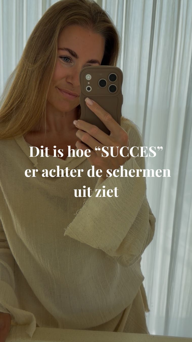 Wat niemand je vertelt over het leven waar je van droomt?
Is dat het je niet gegeven wordt omdat je er “hard genoeg voor werkt”.
Het komt pas op het moment dat jij de capaciteit hebt om het te dragen.
De vraag is niet: hoe kan ik meer doen?
Maar: wie moet ik zijn… om dit te kunnen ontvangen?
Want die business, dat leven, de rust waar je naar verlangt vraagt niet alleen om grotere dromen.
Het vraagt om een grotere versie van jou.
Een versie die zichzelf kan opvangen terwijl haar leven op z’n grondvesten schudt.
Die zichzelf kan reguleren als alles waar je houvast uit haalde, ineens verandert.
Dit inzicht bracht me een hoop realisaties.
En die vertalen zich door, ook naar mijn business.
Stay tuned🔥