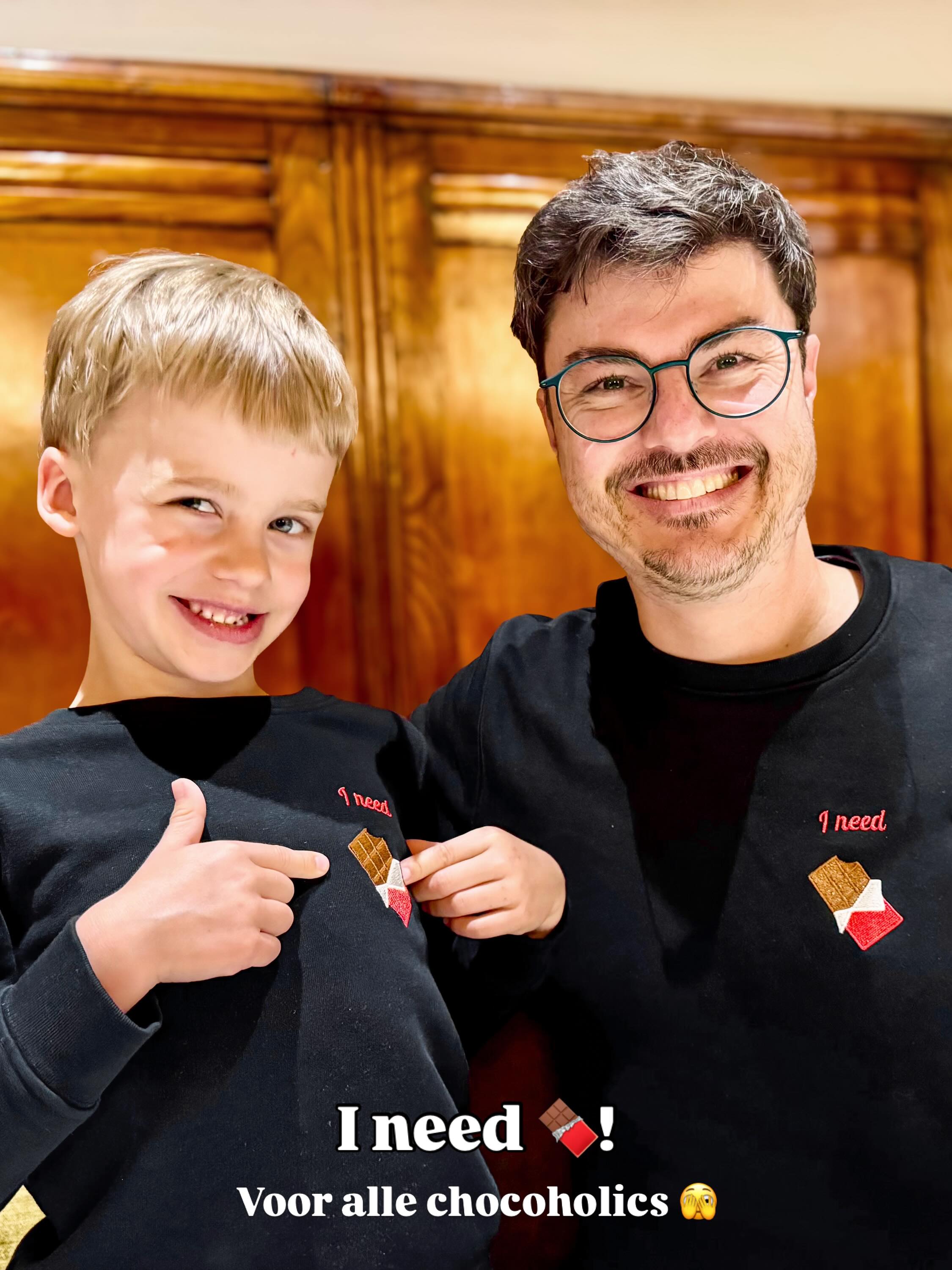 Onze “I need 🍫” trui is dé must-have voor elke chocoholic die comfort, humor en een vleugje guilty pleasure wil combineren. Vanaf vandaag te bestellen in onze webshop! Beschikbaar voor groot en klein 😜. Ook perfect te combineren met onze andere truien uit de “I need” collectie.