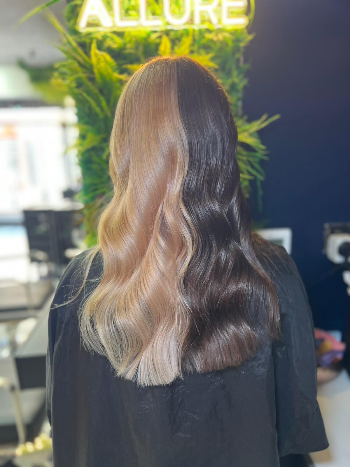 A bold yet beautifully balanced transformation ✨
This half blonde, half brunette look is all about precision placement, seamless blending, and high-impact contrast. Designed to enhance natural movement and shine while creating a modern, statement finish, by Chloe Olivia 🫶🏻☀️
@lorealpro @lorealpro_education_uki