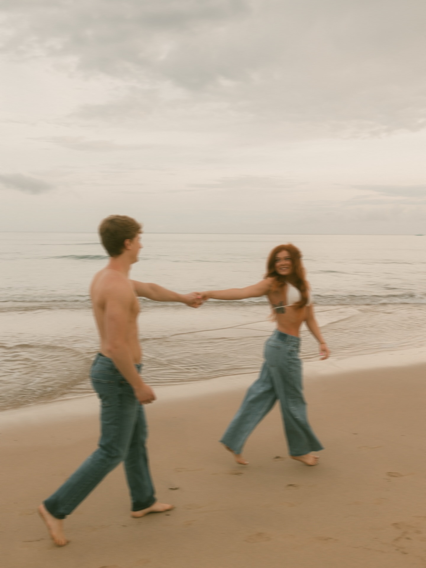 Sunrise sessions just feel different with E+CH 🫶🏽
.
.
🏷️Hawaii photographer, couple photographer, engagement photographer, cinematic, destination photographer, elopement photographer, kauai photographer, 35mm film, European photographer