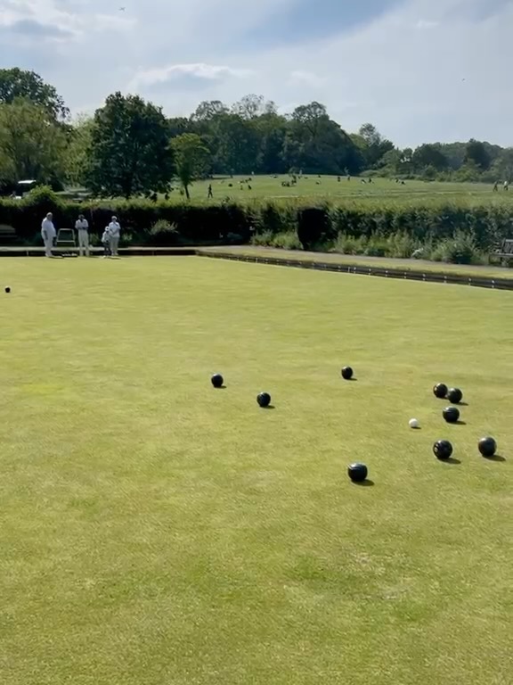 The result of our match on Saturday afternoon against Hornsey Bowling Club was:
Parliament Hill BC: 63
Hornsey BC: 44
The sun was shining and we all enjoyed the game with our good neighbours 🙌
📷 @benjamin_torrens
#parliamenthillbowlsclub #parliamenthill #hampsteadheath #lawnbowlsforlife #northlondon