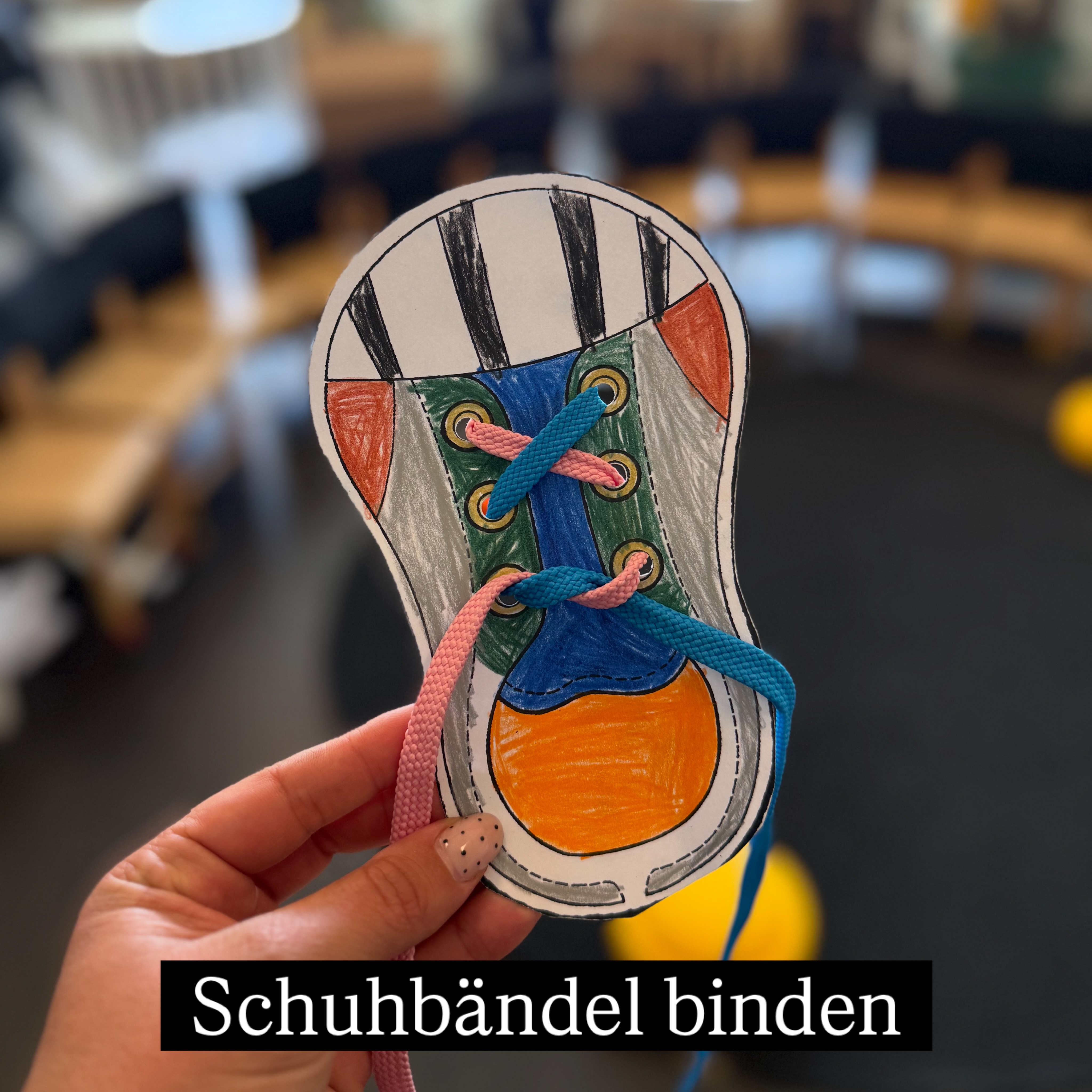 Schuhbändel binden lernen 👟💪🏼
wie schon laaange langee versprochen, erzähle ich Euch nun vob diesen lässigen Nachmittag. 😃
Der Elternrat unserer Schule organisiert pro Kindergarten einen Nachmittag. ☺️
Der Elternrat besteht aus freiwilligen Eltern, die sich einbringen möchten. Beispielsweise schenken sie den Kaffee aus bei den Elternkaffees, rüsten Znüni beim Sporttag, organisieren im Advent die Tannenbäume, unterstützen die Kinder bei der SchülerInnenzeitung, uvm.. 🌟
Wir dürfen frei wählen, ob wir den Nachmittag gerne hätten oder nicht.
Ich finde es immer wieder toll. 😍
Ablauf:
👟zu Beginn gibt es eine Geschichte von einem Jungen, der nicht alleine seine Schuhe binden kann. Es ist ihm unangenehm und er getraut sich nicht, um Hilfe zu bitten.
Bis er am Schluss lernt, wie es geht.
"wenn man es kann, ist es ja gar nicht schwierig." 😎
👞dann folgen lässige Aufgaben am Tisch.
1. mit Bast werden die Knoten geübt.
Am Schluss gibt es eine strahlende Sonne. ☀️
2. mit Wachs-Schnüren werden die Hasenohren geübt. die Wachs-Schnüre kleben auf dem Papier.
Auf dem Papier gibt es viele Bilder, bei welchen die Schlaufen geklebt werden müssen. 🐰
👡 dann gibt es eine Schuhvorlage, die die Kinder ausmalen dürfen
🛼dann folgt der praktische Teil im Kreis.
in Gross und mit dem ganzen Körper wird die Hasenohr-Technik geübt.
Die Kinder erleben den Ablauf mit dem ganzen Körper.
👢Dann dürfen die Kinder dies selbst an Schuhen probieren. Einige Kinder haben dafür den Schuh von Mama und Papa mitgenommen. 😊
👟2 verschiedene Schuhbändel wurden in den Papierschuh eingefädelt - so konnten sie auch zuhause weiterüben.
👞Zum Schluss als kurze Repetition:
Die Kinder wurden gefragt, wo es denn Schlaufen gibt. Dafür hatte die Mutter kleine Bilder dabei. Die Schlaufe war dann immer mit einem Mäschli gebunden.
Zöpfe, Geschenk, Blumenstrauss, Schuh,.. 🎁
Ganz stolz haben sie die Sachen vom Nachmittag nach Hause getragen. 😍💪🏼😎
Habt Ihr auch so eine Möglichkeit❓
Was macht der Elternrat bei Euch ❓
Ich finde es so toll, dass es den Elternrat gibt und sich die Eltern so einsetzen. 🥹
