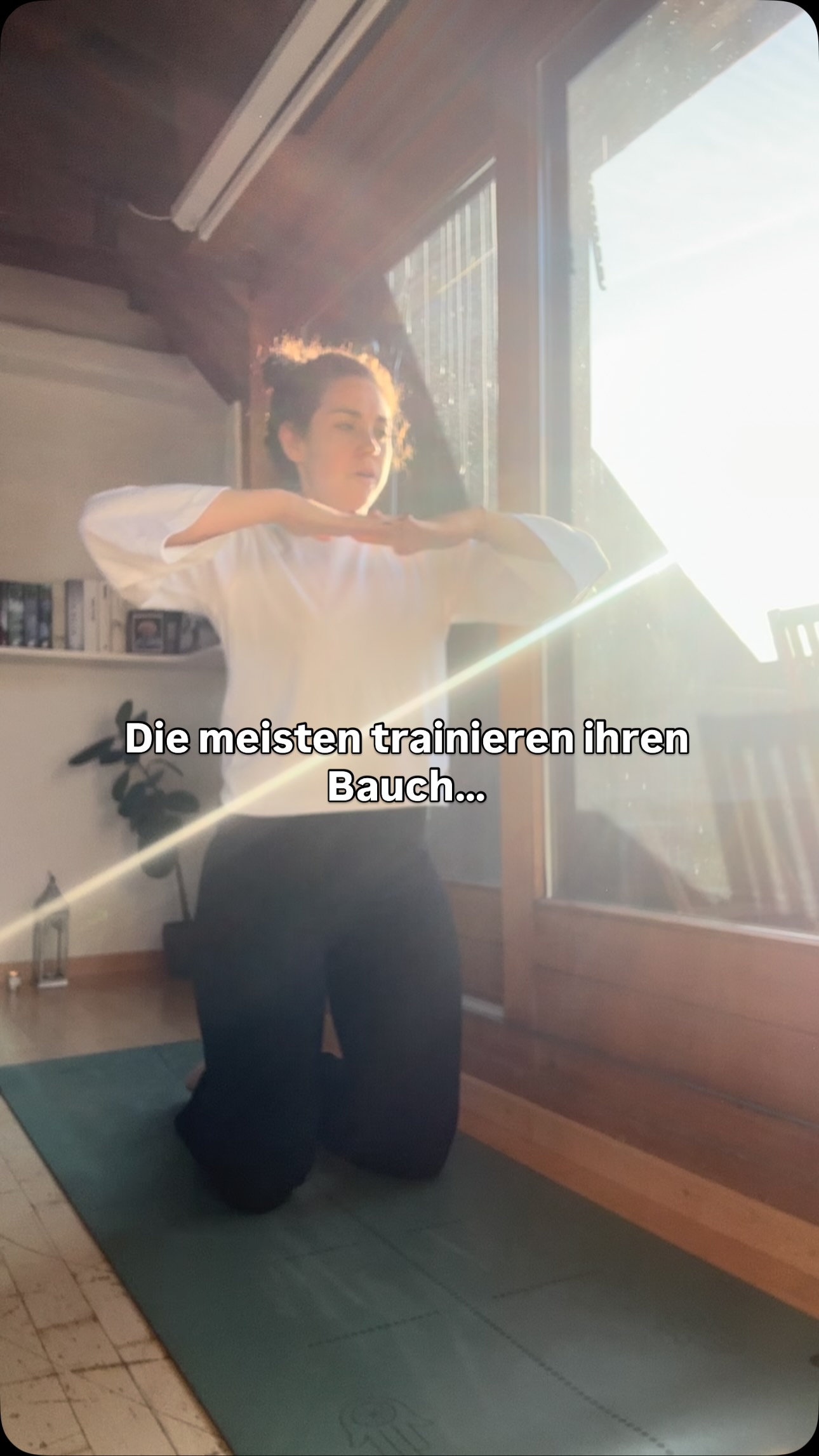 Die meisten Frauen versuchen, ihren Bauch zu kontrollieren.
Einziehen.
Anspannen.
Mehr trainieren.
Aber genau dadurch entsteht oft noch mehr Druck. Denn deine Körpermitte funktioniert nicht über „härter“. Sondern über Verbindung. Über Atmung, Spannung und vor allem Zusammenspiel und damit auch Körpergefühl.
Und genau das spüren viele Frauen zum ersten Mal, wenn sie anfangen, ihren Körper wirklich zu verstehen. Nicht nur zu trainieren. Genau darüber sprechen wir auch in „Understand your Core“ (Soon: Follow, um nichts zu verpassen)
Nicht einfach Übungen, Sondern das Verständnis dahinter. Denn das verändert, wie du deinen Körper wahrnimmst.
