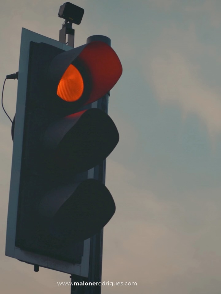 Às vezes, a terapia não muda tudo de uma vez, mas ajuda a encontrar respostas com mais sentido, mesmo diante da dor.
No processo terapêutico, é comum atravessar fases diferentes: momentos de saturação, dúvida, confusão, reorganização e pequenas descobertas. Cada uma dessas etapas pode revelar algo importante sobre a forma como você tem vivido, sentido e respondido à vida.
Na psicoterapia com base na Logoterapia, buscamos compreender não apenas o sofrimento, mas também os valores, escolhas e possibilidades que ainda podem ser encontrados no caminho. A pergunta não é somente “como estou?”, mas também “que resposta a vida está me pedindo agora?”.
Está pensando em iniciar um processo terapêutico, mas ainda tem dúvidas sobre esse caminho? Entre em contato comigo. Será um prazer te escutar, compreender o teu momento e te ajudar a avaliar se este pode ser um passo importante para você.
Malone Rodrigues
Psicólogo e filósofo
Atendimento psicológico online e presencial em Porto Alegre
Av. Getúlio Vargas, 1157 Menino Deus - Porto Alegre/RS
#psicoterapia #terapia #psicologia #logoterapia #saudemental