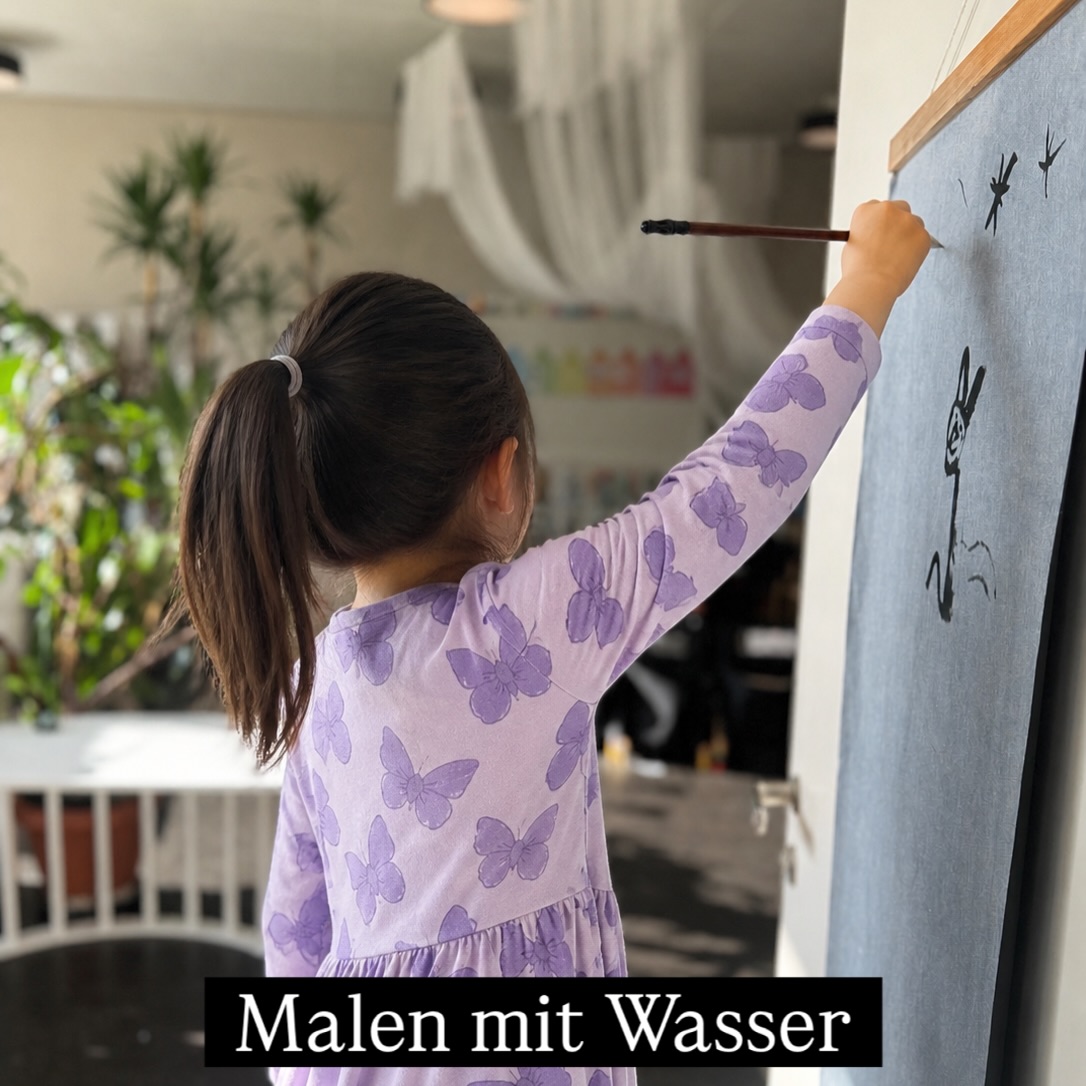 magisches Malen mit Wasser 🖌️💧
Werbung und #herzensempfehlung
mit @wunderdraw.de
Schon eine ganze Weile zeichnen die Kinder auf den Tüchern von Wunderdraw. 😍
Bisher gabs das Tuch in blau und mit Wasser wird es schwarz.
& jetzt neu gibt es die Regenbogenausführung 🌈
Seit wir diese Ausführung haben, möchten die Kinder zwar nur noch darauf zeichnen - aber ich sehe Ihnen so gerne dabei zu. 😊
Die Tücher hängen bei uns an 2 Türen - die Kinder dürfen da malen oder es auf den Boden oder den Tisch legen.
Wenn es nass ist, kann es zum Trocknen wieder aufgehängt werden. ☀️
Man kann dabei auch zusehen, wie die Wassermalereien wieder verschwinden.
Die Kinder nehmen ein Glas mit Wasser, einen Pinsel und dann geht es los 💧🖌️☺️
Am liebsten malen sie so schnell wie möglich das ganze Tuch an, so dass alles angemalt ist. 💪🏼
und dann lassen sie es trocknen und wieder von vorne.
Wir haben schon gemeinsam "MontagsmalerIn" gemacht oder ein rhythmisches Zeichnen. 😍
Wir malen auch gerne mit den Büchern von @nicosternbaum 😍🔥
Weitere #herzensempfehlung
Was würdest Du malen❓
🍀🍀🍀🍀🍀🍀🍀🍀