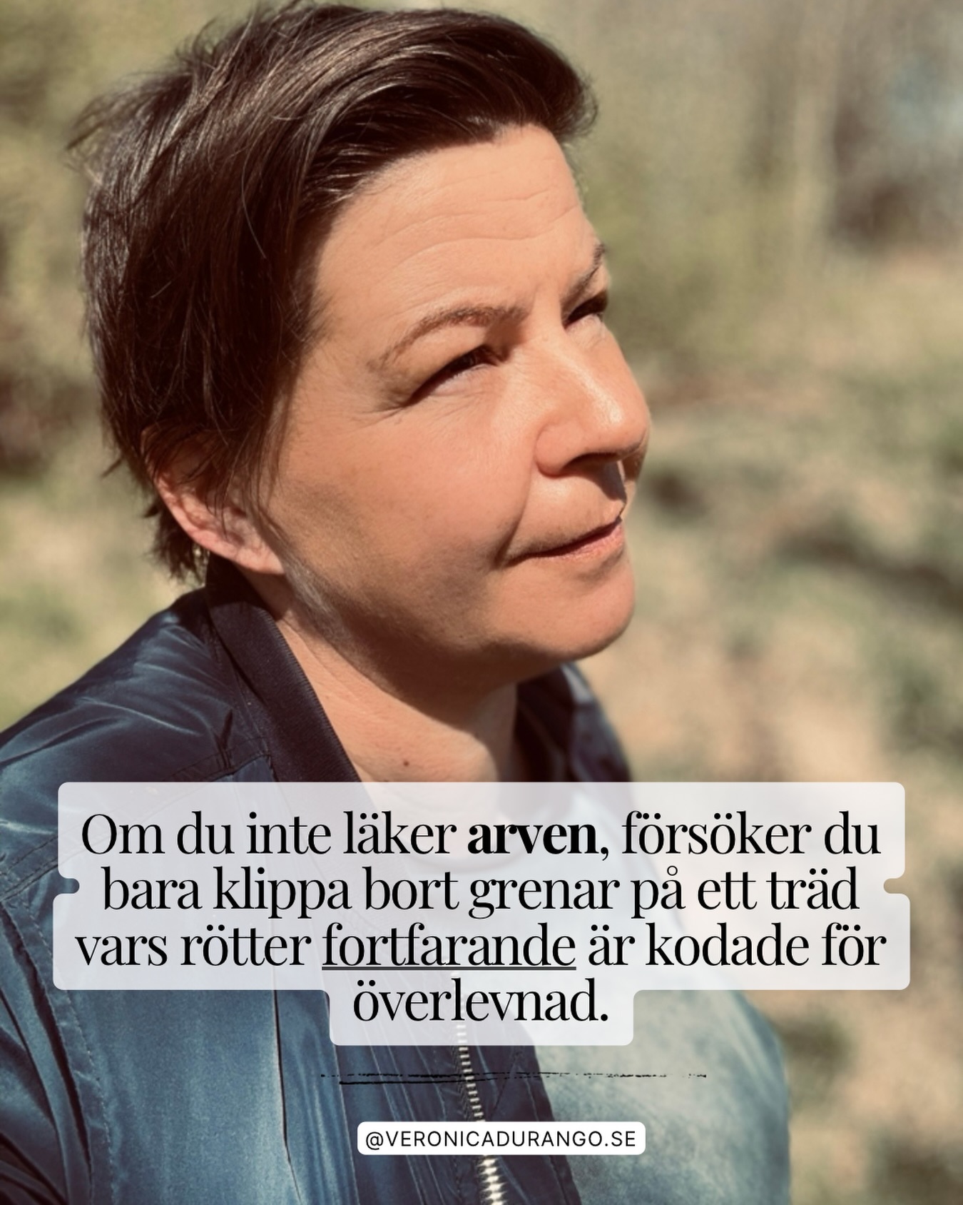 Vid mitt uppvaknande 2006 trodde jag att jag kunde ”tänka” mig fri genom ett intensivt arbete med det undermedvetna, med transformation och med mina egna sår. Men det var först när min hjärna bokstavligt talat lade av 2016 som jag landade i en avgörande sanning: Kroppen klagar när själen lider.
På västkusten kom ett nytt uppvaknande 2023. Jag insåg att jag körde mina föräldrars race i min egen kropp. Drivkraften kom inte ur min egen autenticitet - den levde vidare genom en nedärvd kod för överlevnad. Det var en form som aldrig passade min själ, men som mitt nervsystem trodde var nödvändig för att jag överhuvudtaget skulle få finnas.
Mina trosuppfattningar och barndomssår kom från livet jag levde som adopterad. Men mina biologiska arv sträckte sig mycket längre bakåt – de vibrerade av förfäder som kämpat på den serbiska landsbygden i hundratals år.
Sann frihet handlar inte om mindset eller att bara ”reglera” nervsystemet eller jobba med det undermedvetna . Att arbeta med ytan är som att stänga av ljudet på ett larm medan branden fortfarande härjar.
Verklig frihet uppstår först när du går till rötterna och frigör de biologiska arven från din kropp. När koden skrivs om slutar du göra din trygghet. Du landar i att vara den.
Det är detta jag kallar för Varande och Form. Min Maya - mitt ursprungliga varande från Serbien - och jag, Veronica - formen som föddes ur adoptionen.
Läs mer på hemsidan.
Vi på väg in i en ny tid. Det kollektiva trycket ökar, och det gamla sättet att leva genom prestation och kontroll håller på att falla. För att klara av detta skifte behöver vi vara trygga i vårt varande. Vi behöver bli ”rena kanaler”. Det är inte bara en personlig lyx, det är en nödvändighet för att kunna navigera i den värld som växer fram.
Det är detta Soul and Pathfinding handlar om: Att rensa kanalen hela vägen ner till rötterna så att du äntligen kan kliva ur det ärvda fängelset. Det är dags att leva ditt eget liv, som en integrerad själ i total peace.
Är du den i din familj som valt att bryta historien och skapa en ny? 💚
#soulandpathfinding #självledarskap #nervsystemet #generationsarv #kroppenklagarnärsjälenlider