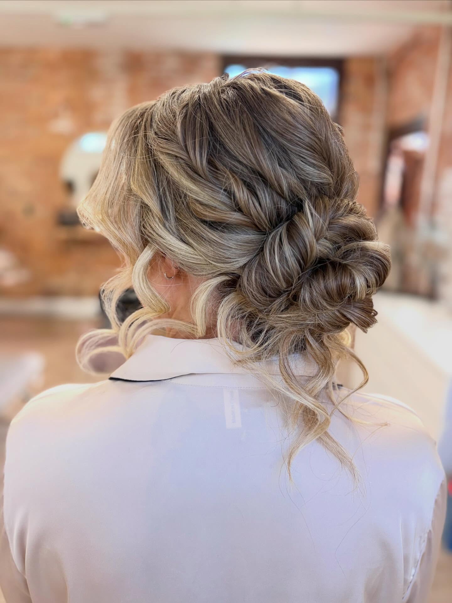 If you tell me you want a low bun and let me do my thing… just know it will probably end up like this ✨
Textured, soft, effortless… and slightly different every time I create it 😍
Always your girl for a textured low bun 🫶🏼
Styled on the lovely Fran a few weeks ago 🤍
#midlandswedding #weddinghairmidlands #2027bride #texturedlowbun #bohoweddinghair
