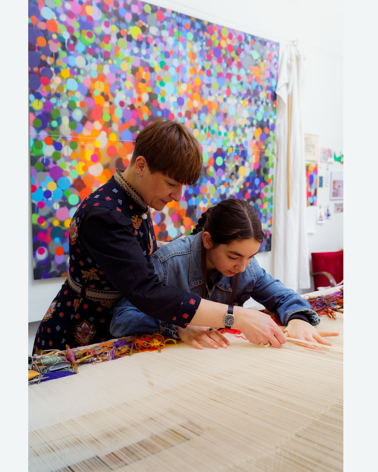 À l’occasion des Journées Européennes des Métiers d’Art, j’ai eu la chance de réaliser un reportage au sein de la Manufacture Nationale de Beauvais - @mobiliernational pour l'Institut pour les savoir-faire français, et quelle mission !
J’ai pu observer et photographier les gestes précis d’un savoir-faire d’exception, j’ai découvert un univers rempli de couleurs, où le tissage est une affaire de précision du geste mais aussi d’interprétation personnelle.
Photographier les artisans au travail, les échanges avec le public, la transmission inter-générationnelle, la découverte et l’expérimentation. J’ai adoré. Photographier les savoir-faire pour tenter d’en raconter un petit peu l’histoire. Une histoire de connaissance, de compétence et de transmission. Des histoires de femmes, d’interprétation, de précision et du travail accompli et de tout ce qu’il reste encore à réaliser.
Je suis heureuse d’avoir pu rencontrer les équipes de la Manufacture Nationale, je les remercie pour les échanges, les explications et les images. Ces moments me rappellent pourquoi j’aime autant mon métier : mettre en lumière celles et ceux qui créent, avec leurs mains et leur cœur.
Merci merci 🥹