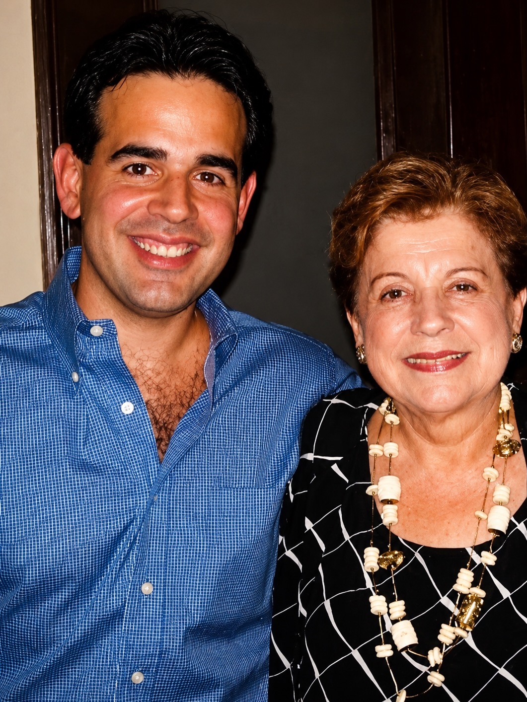 A mi madre y a la madre mi hijo: GRACIAS, ustedes mueven el mundo. @marthabestrizmunoz me dio raíces y alas, @winewifetv me llevó a la cúspide de la felicidad: donde se forma el amor por el hijo.
