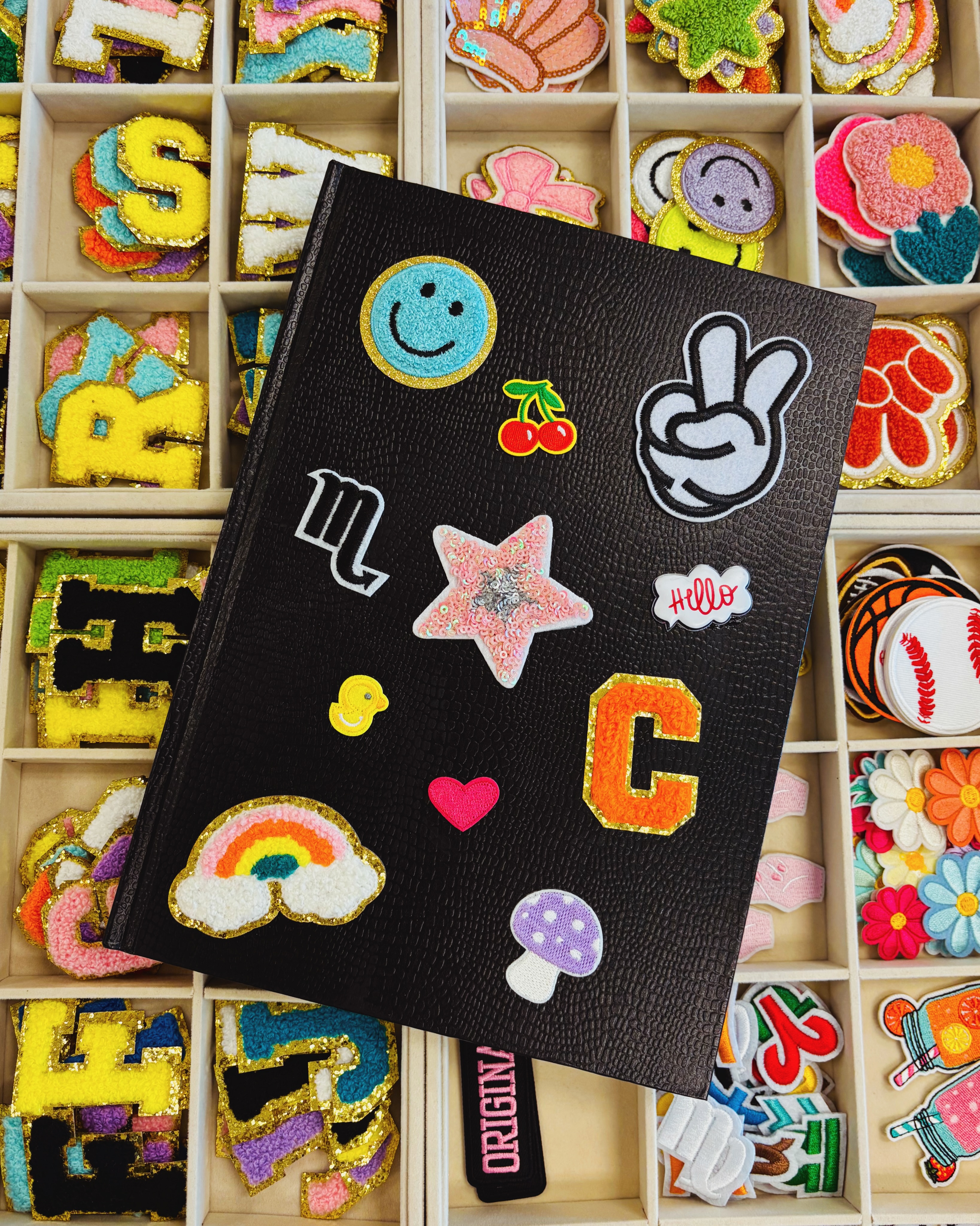 NEW at the Dabble Design Bar!!!! Customize your own sketch journal. These beautiful books are perfect for anyone crafty looking to personalize their creative materials. SWIPE >>>> to see the magic happen 👀✨
Stop by the lab and create yours today! #mocomd
#bethesdamd #artclasses #craftstudio