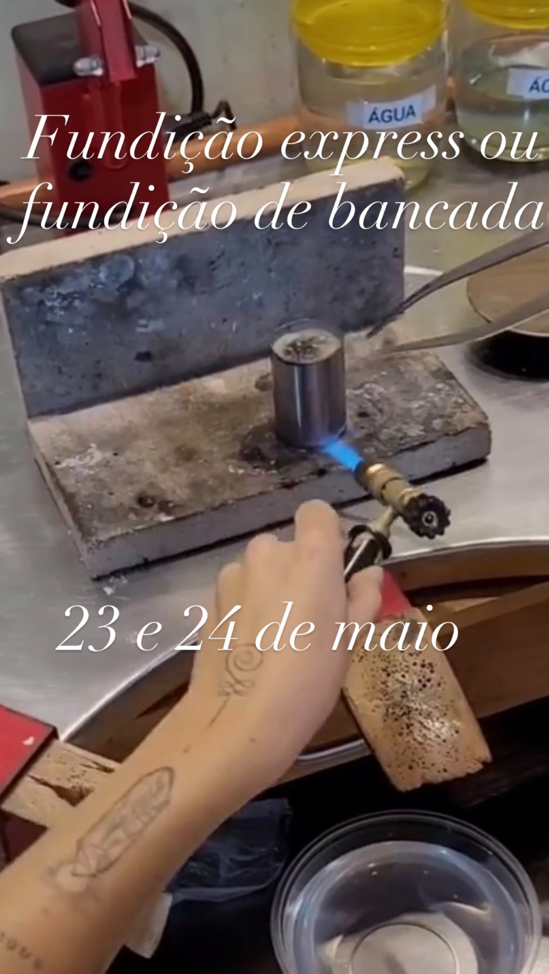 FUNDIÇÃO EXPRESS Um curso especial, duas turmas: nos dias 23 e 24 de maio (sábado e domingo, manhã e tarde ) o @higor_matarozzo vem diretamente de São Paulo ministrar o curso de Fundição Express com Maçarico de Bancada! Quem trabalha com uma pequena produção sabe que um dos maiores desafios é ter autonomia e fundir rapidamente sem precisar terceirizar. Esse curso traz uma ótima solução pra isso! Através de uma aula super prática, em apenas algumas horas sua joia estará fundida e pronta para acabamento, de uma forma rápida e simples. Nesse curso o aluno aprenderá métodos, dicas e técnicas que viabilizam a Fundição Express com qualidade, minimizando as falhas.
As matrículas já estão abertas e se eu fosse você não perderia a oportunidade de aprender essa técnica incrível! Entre em contato com a gente, garante a tua vaga e vem pra Criativita
Matrículas abertas pelo nosso WhatsApp 51 992475405
http://www.criativitaescolajoalheria.com.br/