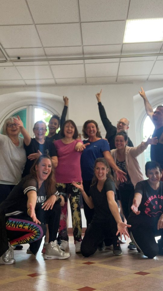 C’est dans cette énergie folle que se déroule les cours de Zumba à Castillon avec Chacha et Yaya de @pfp_sport_pour_tous 😍
Si toi aussi tu veux du fun, du rire, ton popotin qui se déhanche, alors rejoins nous au prochain cour, en plein air ou en salle en cas de pluie :
📢 Le DIMANCHE 14 JUIN de 11h à 12h
Pour 5€ seulement ! 👀
Infos au : 06.32.19.88.00
