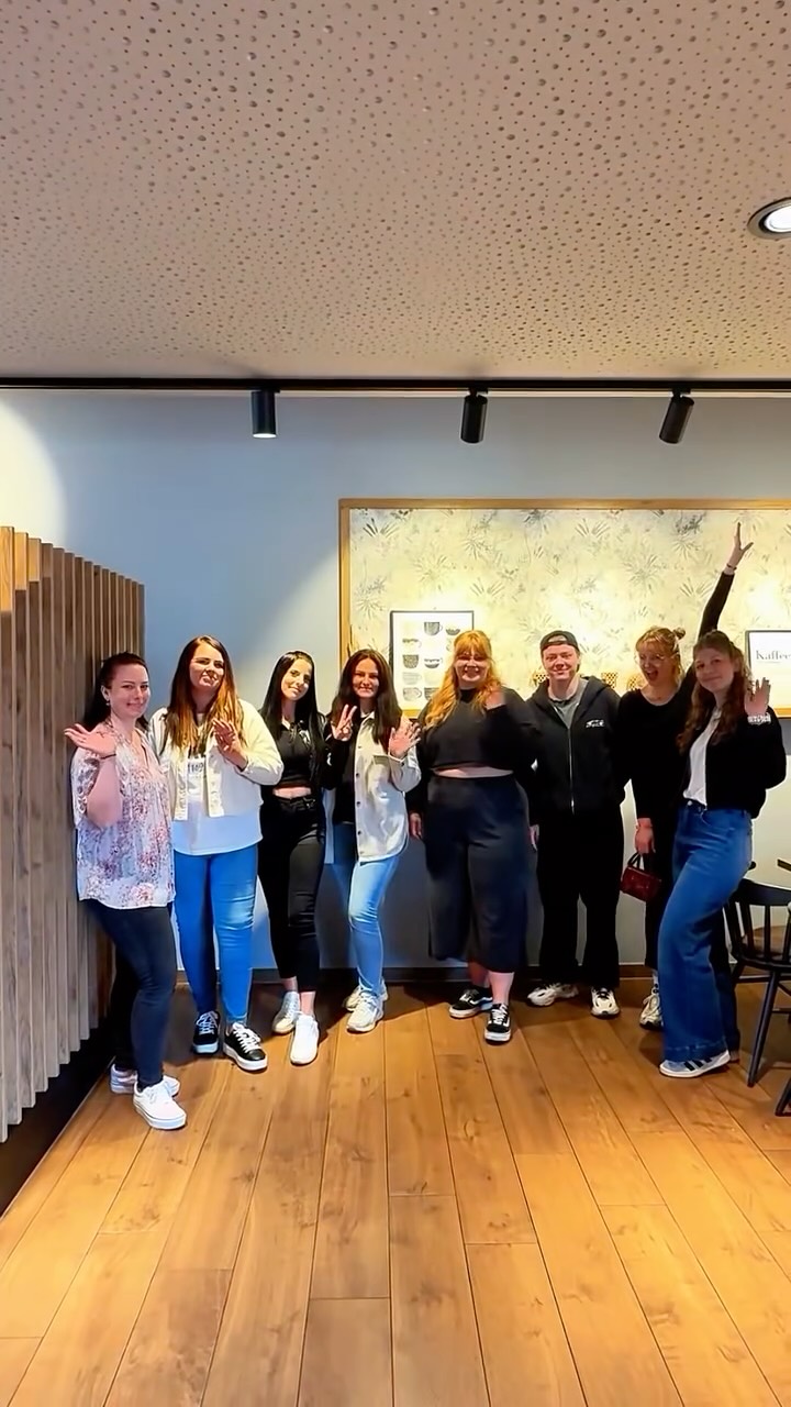 Berliner-Challenge gewonnen 🏆
Im Rahmen unserer Berliner-Wochen gab es eine Challenge zwischen unseren Filialen: Wer die meisten Berliner verkauft, gewinnt einen freien Tag. 😍
Königsbach hat sich am Ende den Sieg und damit den freien Tag gesichert.
Während sie den Tag ganz anders verbringen, passiert in der Filiale etwas, das man so nicht jeden Tag sieht…
Unsere Bezirksleiter übernehmen die komplette Filiale und schmeißen den Betrieb – und genau das haben wir für euch begleitet. 👀
👉 Wie der Tag wirklich aussieht, seht ihr im Reel.
#raisch #baeckereiraisch #challenge #handwerk #backwaren