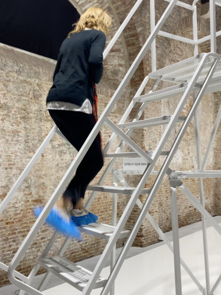 Desde Venecia, en el Pabellón de Chile, recorriendo la muestra de Norton Maza INTER-REALITY.
La instalación se despliega a partir de la fragmentación de la realidad y la multiplicidad de perspectivas, activando la ilusión y el simulacro como estrategias perceptivas, un territorio en el que Maza ha desarrollado una práctica sostenida @nortonmaza @ernesto_2121 @alicialarrainchaux @labiennale @demisleon @marisacaichiolo zu_maza_art #artechileno #nortonmaza #arteinternational #instalacion Desde Venecia, en el Pabellón de Chile, recorriendo la muestra de Norton Maza INTER-REALITY.
La instalación se despliega a partir de la fragmentación de la realidad y la multiplicidad de perspectivas, activando la ilusión y el simulacro como estrategias perceptivas, un territorio en el que Maza ha desarrollado una práctica sostenida @nortonmaza @ernesto_2121 @alicialarrainchaux @labiennale @demisleon @marisacaichiolo zu_maza_art #artechileno #nortonmaza #arteinternational #instalacion