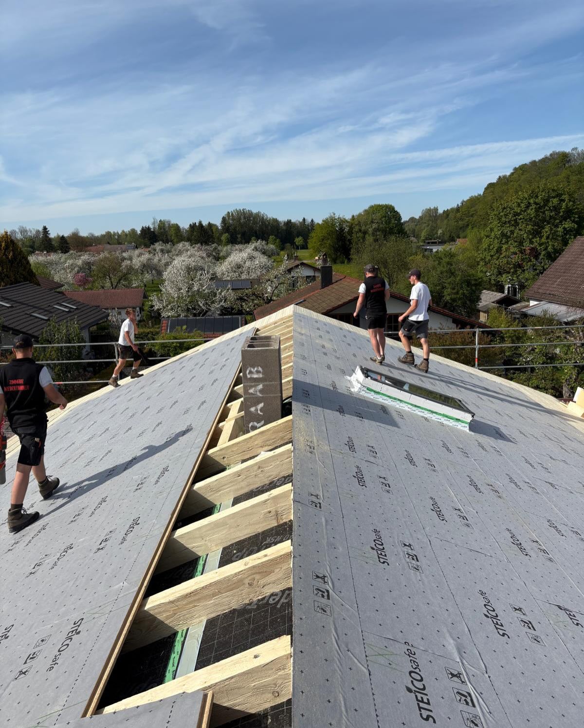 KLEINER RÜCKBLICK🌞
Diese Woche haben wir bei bestem Zimmererwetter einen gehackten Sichtdachstuhl aus Fichte für ein Einfamilienhaus mit Garage aufgestellt.⚒️
Genau solche Arbeiten machen einfach Spaß – den ganzen Tag mit Holz arbeiten, im Team anpacken und am Ende sehen, was man gemeinsam geschaffen hat.💪🏽🏡
#gehackterdachstuhl #zimmereiniederthanner #sichtdachstuhl #hausbau2026 #holzbau