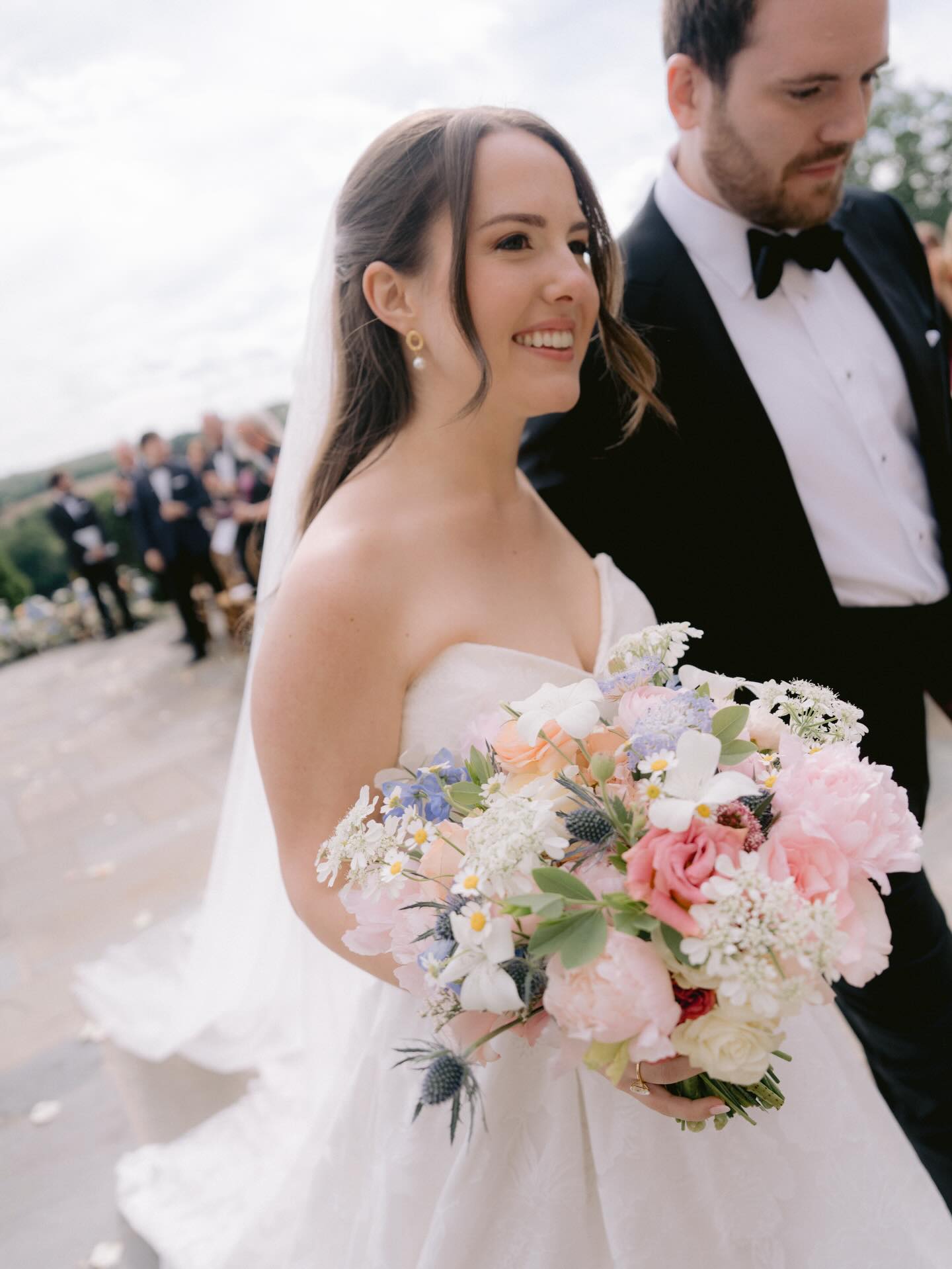 That “just married” glow!🩷✨🌙
#starrynighteventsrva #starrynighteventsrvaplanning #starrynighteventsrvaflowers #starrynighteventsrvacouples #starrynighteventsrvaweddings
Planning & Florals | @starrynighteventsrva @tanya_m_cornwell
Photography | @nikkisanterre
Videography | @heritagevisuals
Venue | @estateatriverrun
Ceremony Music | @goldtonestrings
DJ | @djfrankierva
Catering | @groovingourmets
Rentals | @rentequipva
Cake | @melissassimplysweet
Photobooth | @richmondphotobooth
Stationary | @englishteapaperie
Vinatge Car | @traktransportation
Beauty | @ave42salon
Bride | @awharless