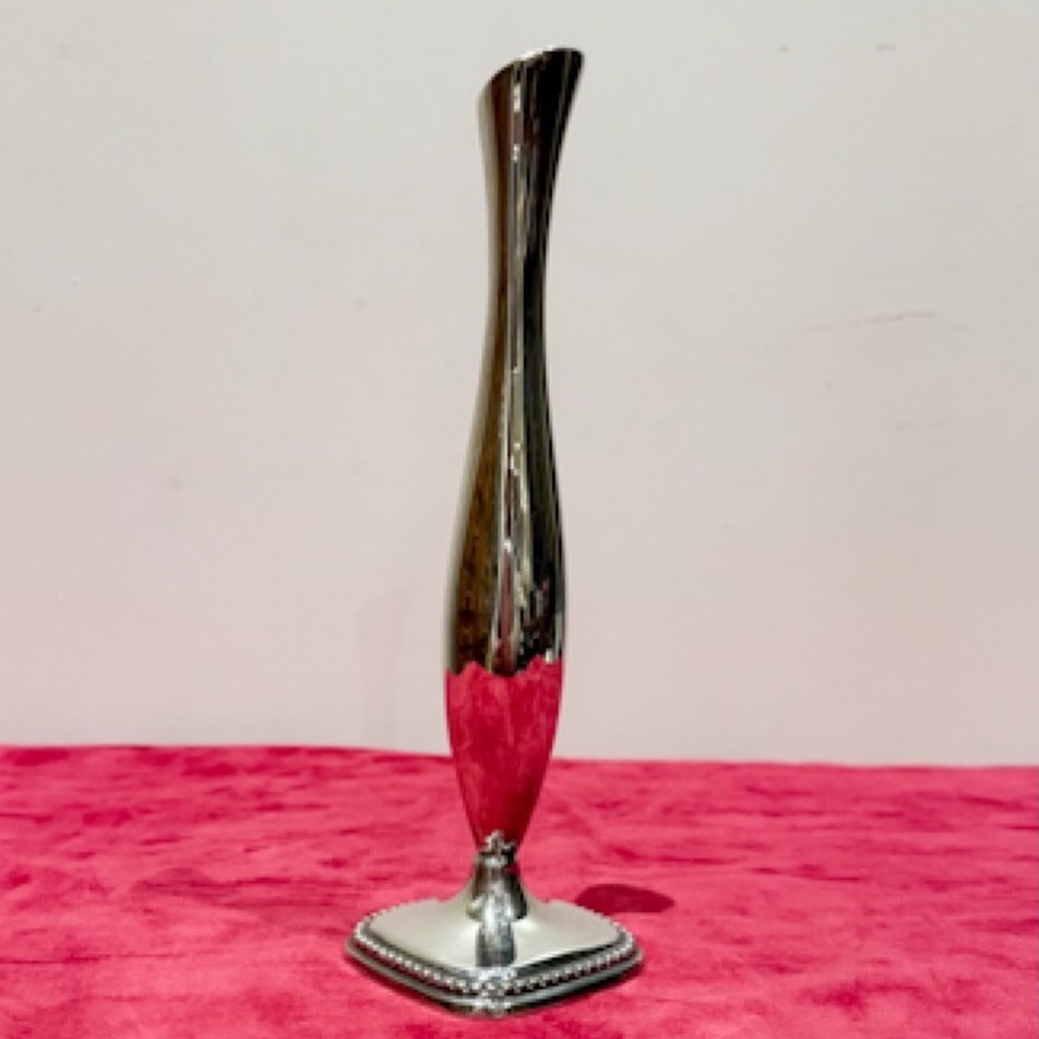 Soliflore en métal argenté toute en longueur et en finesse .
La base à décor de rang de perles.
Hauteur 20 cm
Base 6x6 cm
Une touche d’élégance…..
En bel état , belle brillance
🛒 prix et disponibilité dans la boutique en ligne .
#soliflore #argenterie #vase #fleur #decoration