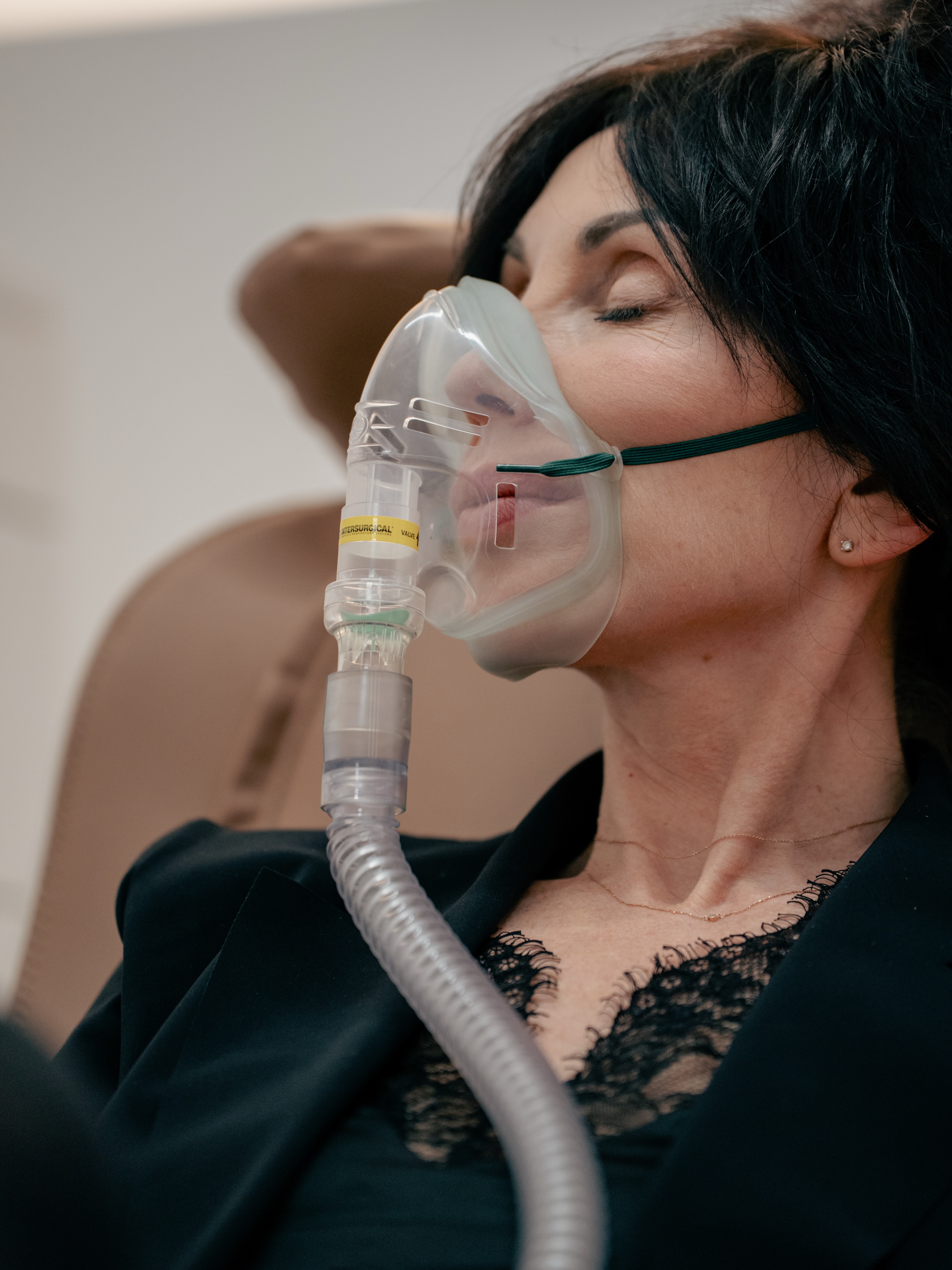 IHHT steht für Intervall-Hypoxie-Hyperoxie-Training. Vereinfacht gesagt handelt es sich um ein „Höhentraining im Liegen“, bei diesem man entspannt über eine Atemmaske Luft mit unterschiedlichem Sauerstoffgehalt einatmet.
Wie funktioniert es?
Während einer Sitzung wechseln sich zwei Phasen ab:
1. Hypoxie-Phase (Sauerstoffmangel):
es wird Luft mit reduziertem Sauerstoffgehalt zugeführt
2. Hyperoxie-Phase (Sauerstoffreichtum):
im direkten Anschluss atmet man Luft mit einem erhöhten Sauerstoffanteil um die Regeneration zu beschleunigen.
Was passiert im Körper?
Das Ziel der Methode ist die Optimierung der Mitochondrien – das sind die „Kraftwerke“ der Zellen.
• Zell-Check: Der künstliche Stress durch den Sauerstoffentzug führt dazu, dass alte, beschädigte Mitochondrien absterben.
• Regeneration: In der Erholungsphase werden die Zellen angeregt, neue, leistungsfähigere Mitochondrien zu bilden.
• Energie: Mehr gesunde Mitochondrien bedeuten eine effizientere Energiegewinnung im gesamten Körper.
•
•
•
IHHT stands for Interval Hypoxia-Hyperoxia Training.
Simply put, it is a form of “altitude training while lying down,” in which you relax and breathe air with varying oxygen levels through a breathing mask.
How does it work?
During a session, two phases alternate:
1. Hypoxia phase (oxygen deprivation):
Air with reduced oxygen content is supplied
2. Hyperoxia phase (oxygen enrichment):
Immediately afterward, you breathe air with an increased oxygen content to accelerate regeneration.
What happens in the body?
The goal of the method is to optimize the mitochondria—the “powerhouses” of the cells.
• Cell check: The artificial stress caused by oxygen deprivation causes old, damaged mitochondria to die off.
• Regeneration: During the recovery phase, the cells are stimulated to form new, more efficient mitochondria.
• Energy: More healthy mitochondria mean more efficient energy production throughout the body.