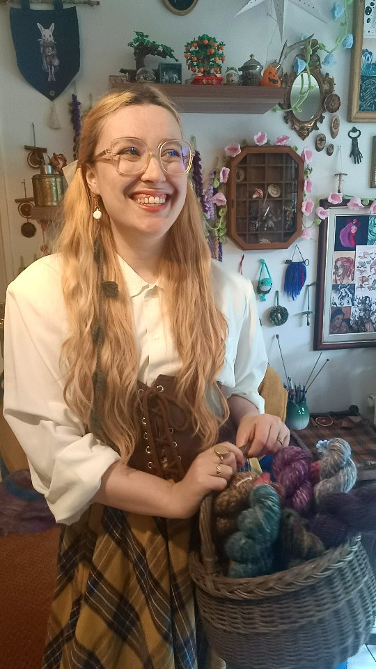Retour du Salon Fantastique x Japan Party ✨🗡️🌿
C'était un moment incroyable ! (bien que la chaleur était assez intense)
Vous avez été si nombreux.ses à venir me voir, merci infiniment. 🧡
J'ai passé de très bons moments en discutant avec vous ainsi qu'avec les supers exposant.e.s du salon.
Maintenant je prépare la réouverture de l'Échoppe en ligne et la préparation de la collection sur la Mythologie Grecque. (Et je repose mes jambes après avoir passé 3 journées debout 🤭)
#creatricefrancaise #faitmain #fantasy #artisan #yarn