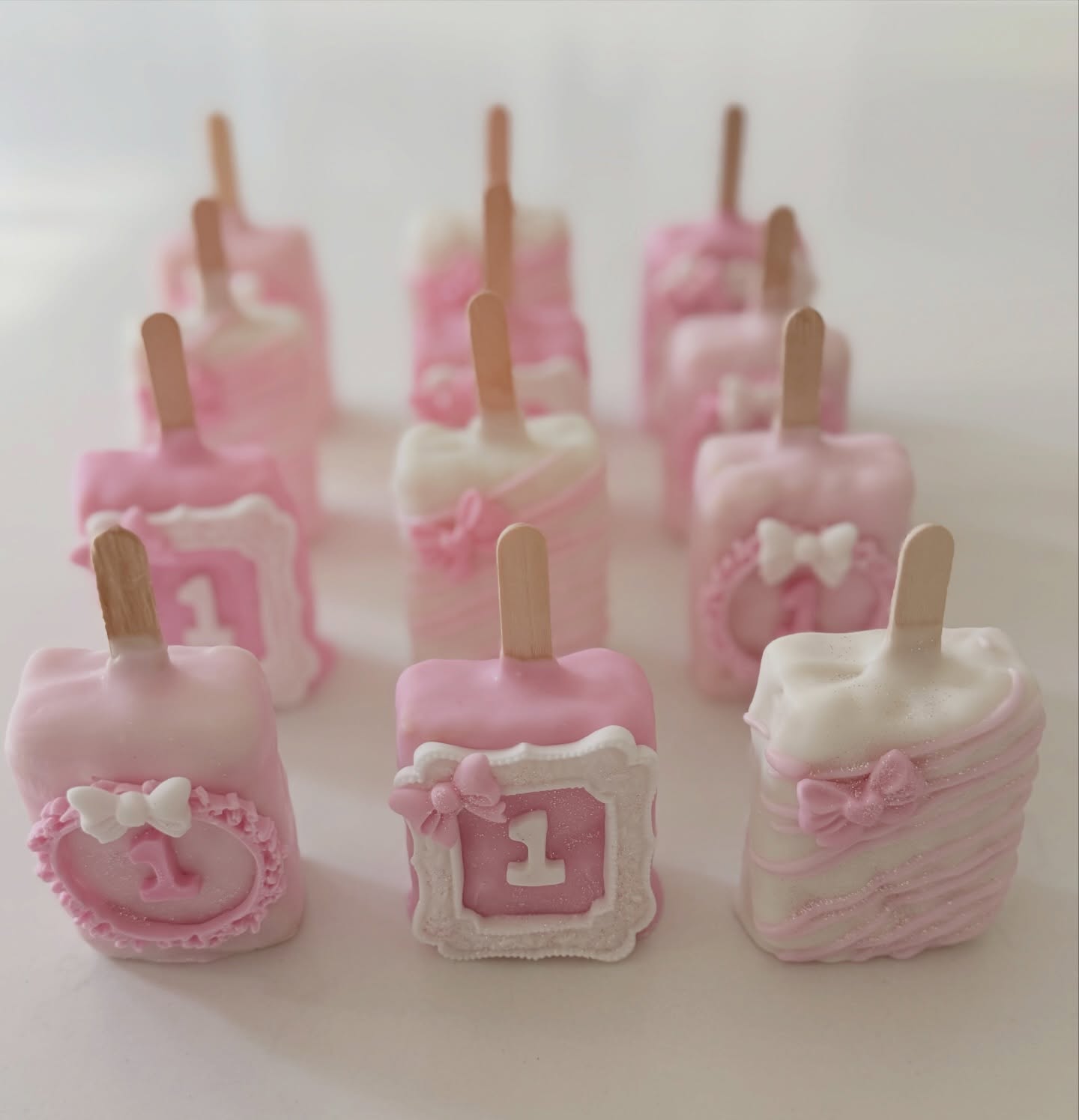You asked… and they’re finally here 💕✨
Halal Marshmallow Pops, Rice Krispy Pops & Ice Cream Cone Cake Pops 🍦🍡 all dressed up in pink, bows, and the cutest little details 💗
I’ve had so many of you asking for these for ages, so I’m so happy I’ve managed to find products that work and am able to finally offer these!
Perfect for birthdays, baby showers, or any girly celebration 🎀✨
Which one would you pick from this set? 👀💕
DM to order 💌 -x-
#cakepops #halal #cake