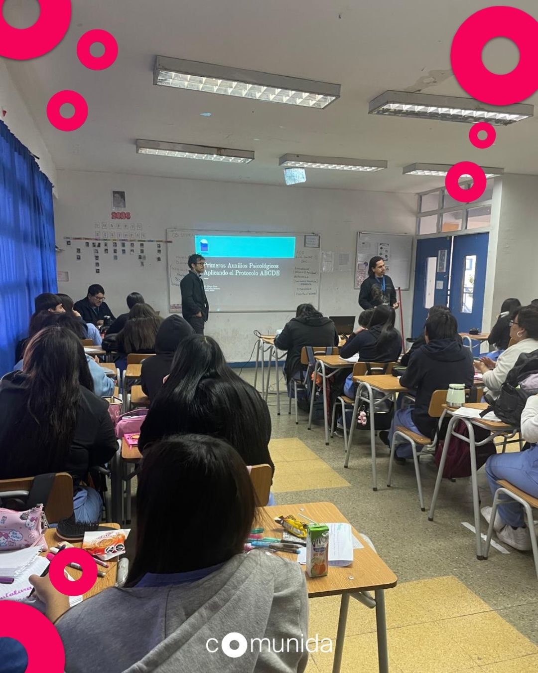 Enseñamos a cuidar.💙
Entrenamos a 70 alumnos Técnicos en Enfermería del Liceo Comercial de Puente Alto en Primeros Auxilios Psicológicos para las visitas que realizarán a sus vecinos mayores dependientes.☀️
#EnseñamosACuidar #ComunidadCompasiva #PuenteAlto