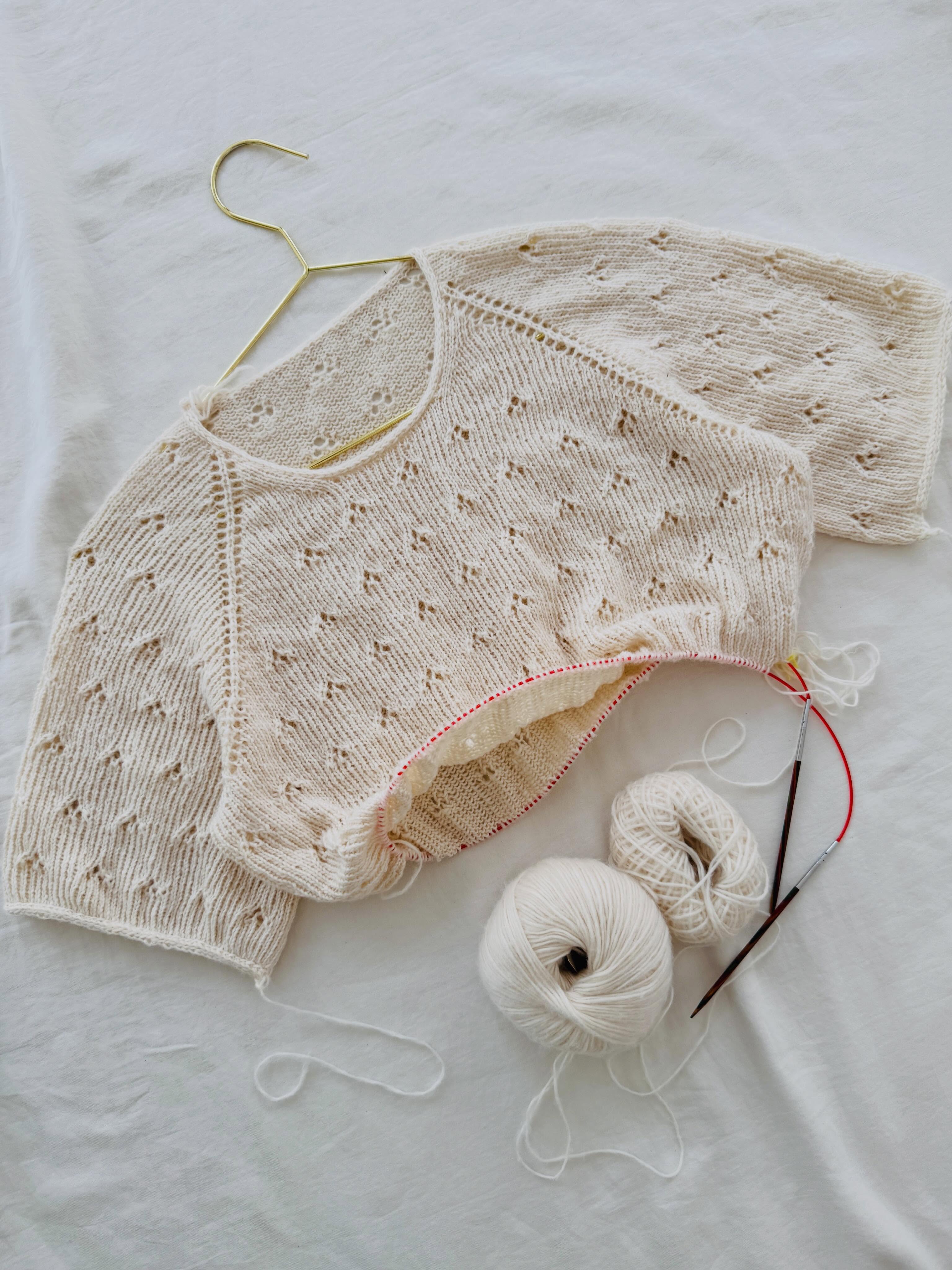My new favorite summer tee has two sleeves now 🥰 Besides this success, the knitting pattern has been one of the biggest challenges ever - even if it’s looking so easy and relaxing 😍😇 But the devil is in the details and I want to work it out for all sizes. Luckily - and thanks to the amazing help of my test knitters and tech editor - I think we have figured out the most important things and if everything is going smoothly from now onwards, the pattern will be ready by the mid of June 🥰
.
.
.
Pattern in progress by me - #lillietee - and coming mid June 🤩
.
Yarn: Suave in the shade Natural by @pascuali_official
.
Advertising
.
#knitting #stricken #strickenmachtglücklich #knit