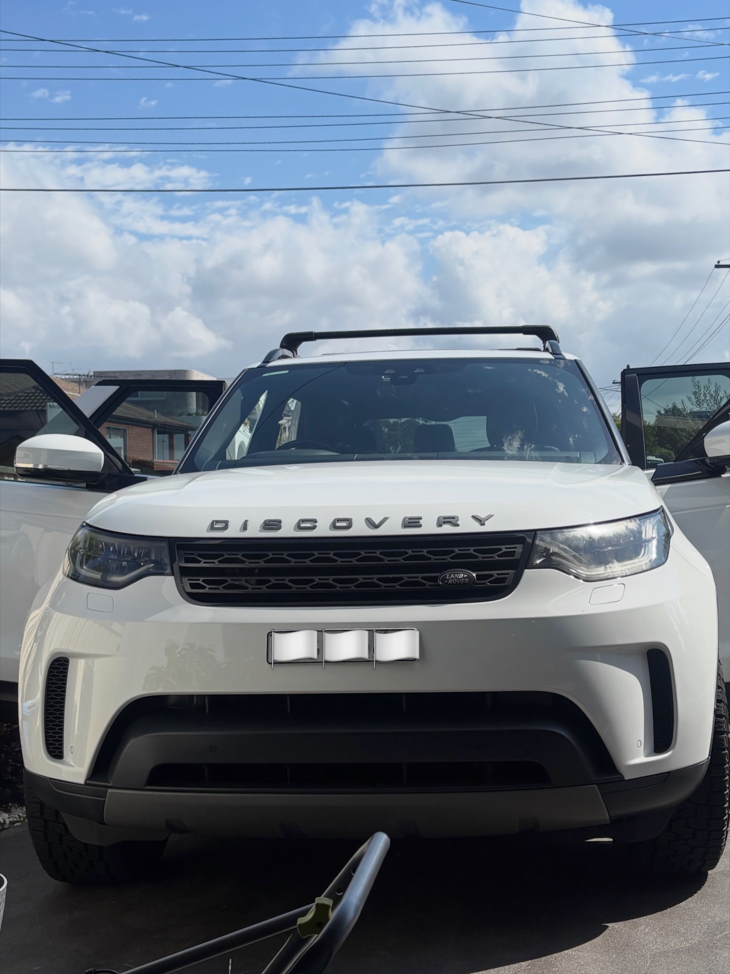 This beautiful Land Rover Discovery came in due to a damaged rear roller blind. The entire headlining and surrounding trim was removed to access and replace the roller blind assembly.Water ingress can cause rust to build up on the drive cables which could eventually lead to the motor gear chewing out and more costly repairs. Regular servicing of the sunroof/moonroof components can help with early detection and prevention of these issues. Did you know we can also replace the entire roof glass on all Land Rover / Range Rover models?