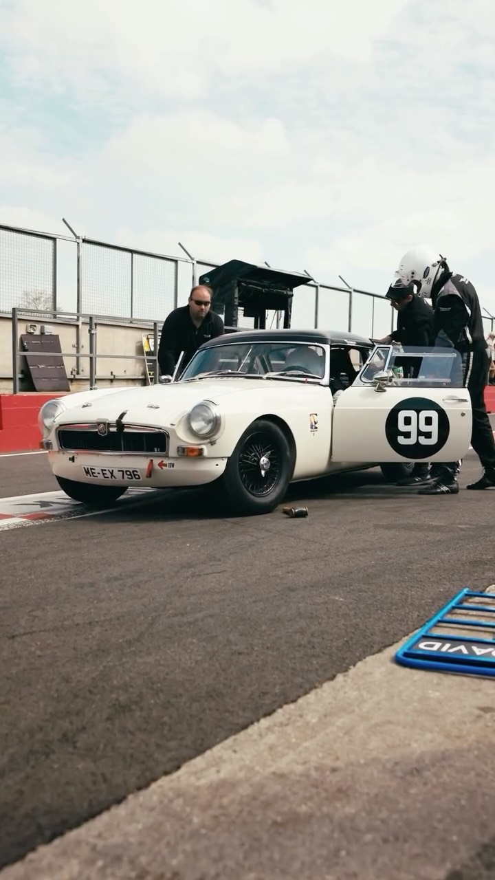 Race day, the proper way. Kingsbury Racing in the thick of it at Donington Historic Festival with Motor Racing Legends – noise, history, and no shortage of sideways moments.
Delivering the mechanical prep and on-the-day support that keeps everything pushing forward when it matters most.
#DoningtonHistoricFestival #MotorRacingLegends #HistoricRacing #KingsburyRacing