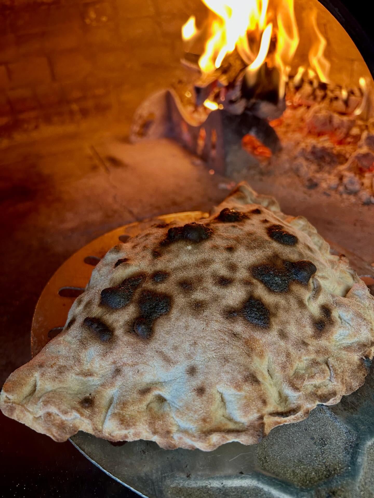 Sometimes you want to mix it up. Here’s a cheeky Calzone 😋
#calzone #woodfire #pizza #getinmybelly