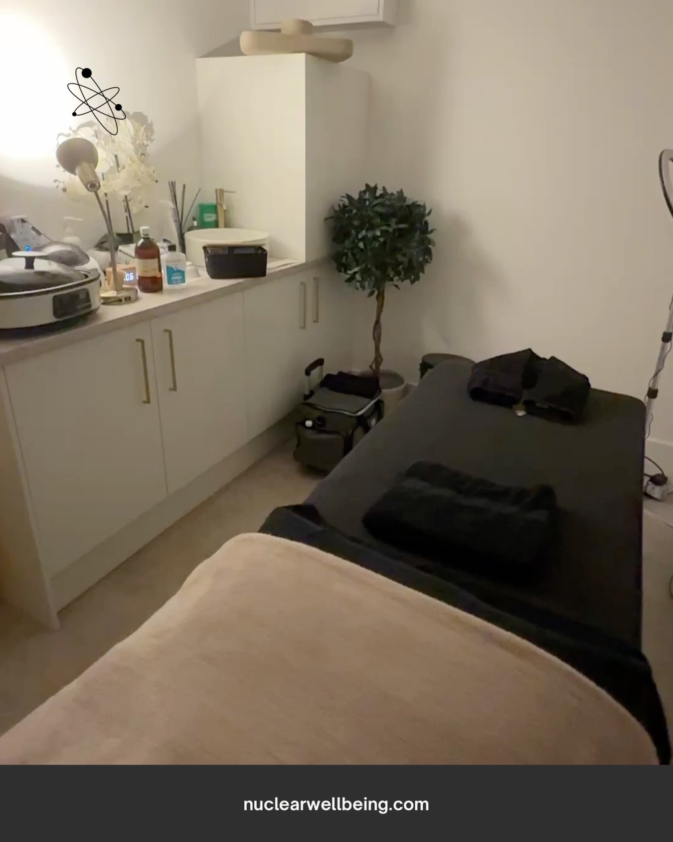 If you’re thinking about booking a Face Remodelling session but aren’t sure what to expect — here’s what actually happens.
The session is 80 minutes. We start with a conversation — I want to understand what you’re experiencing, where you hold tension, what you’ve noticed changing. This shapes everything that follows.
The treatment itself combines fascial release, deep tissue work, lymphatic drainage and intraoral massage — working the face, neck and décolleté together. The intraoral element is the part people ask about most. It’s firm and precise, not painful. Most people find it unfamiliar the first time and comfortable by the second.
Afterwards, I’ll share what I found and what I’d suggest going forward. One session can be genuinely useful. A course of sessions can shift something structural.
There’s no pressure to commit to anything. But I’ll always be honest with you about what I think will help.
→ www.nuclearwellbeing.com
#NuClearWellbeing #faceremodelling #clinicalmassage #Hampshire #wellbeing
