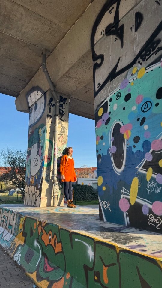 Falls sich Menschen schon gewundert haben. Und falls nicht, trotzdem. 💜💚 Erzähl euch mal die Geschichte und versuche Klarheit in Verwirrung zu bringen. Für den roten Faden. Oder so ähnlich.
Fühlt euch mit Konfetti beregnet🎉🎊
#liedermacherin #singersongwriters #musikerin #neuigkeiten