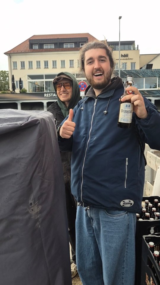 Vorfreude pur! Wir haben heute das Festival-Gelände für euch aufgebaut 💪🏻 Morgen geht's los! Eröffnung um 18.00 Uhr, Programm auf dem Bühnen am Landungsplatz ab 18.30 Uhr und außerdem Latino-Abend im @rollwerk428 💃 Kommt alle!
.
.
#belrfestival #festival #kulturfestival #rüsselsheim #sturmfrei