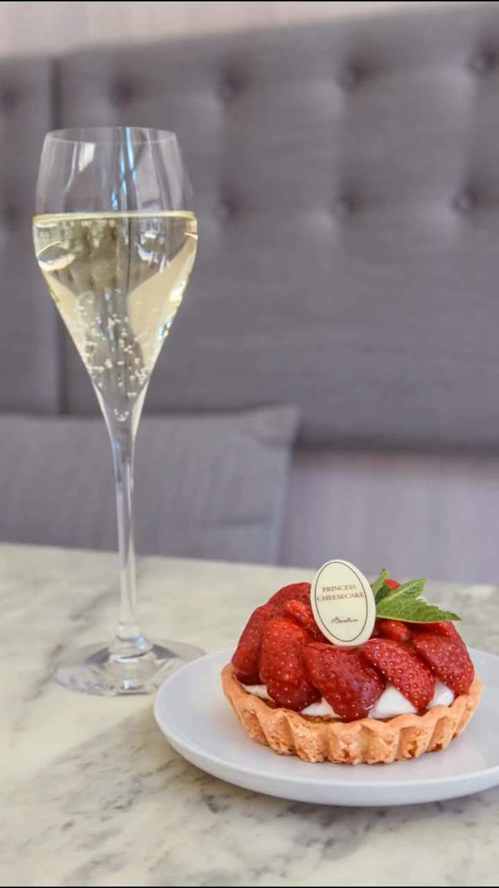 Ein Date mit der besten Mama der Welt? 👩👧👦
Führt sie am Muttertag zu uns aus. In der entspannten Atmosphäre unserer Cafés könnt ihr gemeinsam anstoßen und euch durch unser Sortiment probieren. Ein königlicher Nachmittag für die Königin eures Herzens. ✨🥂
