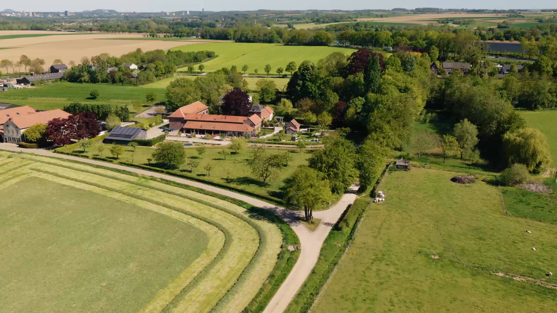 Prachtige beelden van Huiskenshof en omgeving gemaakt door @drone_exp 🙏😍!
#dronevideo #huiskenshof #limburgseland #ditisparkstad #visitzuidlimburg #gemeentevoerendaal
#klimmen