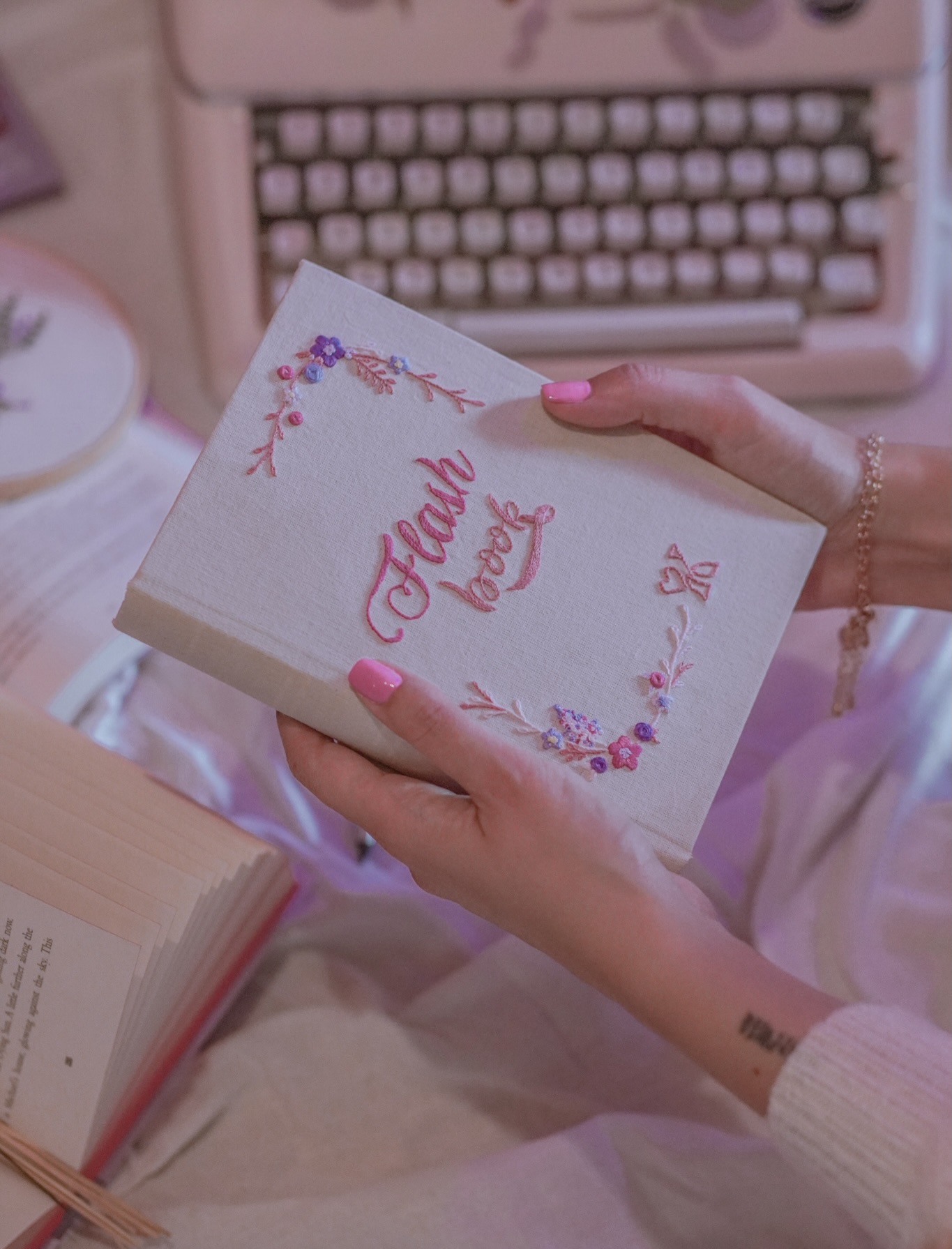 Esse é o meu Flashbook, um livro feito a mão para reunir todos os meus desenhos disponíveis para tatuar. Aqui separei apenas algumas páginas, mas quem quiser pegar na mão e folhear, o livro está sempre disponível lá no @zero21porto.
Os preços dos flash tattoos variam entre 60€ e 80€, mas se você já tiver uma sessão marcada comigo e quiser acrescentar uma tattoo do livro, ganha 40% off (nas flash tattoos). Para quem vier em uma sessão de retoque, também ofereço um desconto de 15% nos designs prontos.
Escolheu um flash tattoo para chamar de seu? Envia uma mensagem para fazer a reserva!