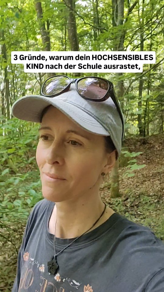 Dein sensibles Kind hat den ganzen Morgen/Tag Reize aufgenommen und verarbeitet. Das ist anstrengend, auch wenn alles "normal" läuft. Deshalb muss sich das sensitive Kind regulieren und Dampf ablassen:
1. Es passt sich in der Schule ständig an und will nicht auffallen.
2. Die Aufnahme und Verarbeitung der Reize dauert länger und braucht Ruhepausen.
3. In der sicheren Umgebung des Zuhauses kann sich dein sensitives Kind erst enspannen und loslassen.
🚫 Verurteile oder bestrafe dein Kind nicht für dieses Verhalten.
✅️ Versuche, herauszufinden, was dein HSK braucht: Bewegung, kuscheln, Ruhe und Rückzug, Körper ausschütteln, malen...
➡️Speichere dir dieses Video ab, damit du es im Notfall zur Hand hast.
➡️Folge mir für mehr Wissen und Tools zum Umgang mit hochsensiblen Kindern.
Herzlich, Jacky 🦋