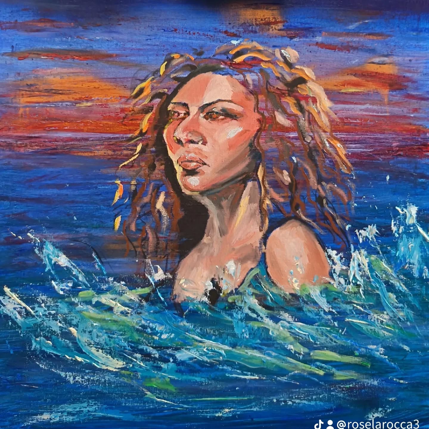 : "Non si può scoprire un nuovo oceano se non si ha il coraggio di perdere di vista la riva".
🌊 L'Anima e il Mare: Un Risveglio di Luce
1. Il Simbolismo dell’Emersione
L'atto di uscire dall'acqua non è solo un movimento fisico, ma un rito di purificazione e rinascita. Rappresenta il superamento delle profondità emotive, il momento in cui si lascia il "sommerso" per respirare di nuovo. È il passaggio dalla resilienza alla vita attiva, dove il mare non è più un abisso che inghiotte, ma l'elemento vitale che ti sostiene e ti battezza nel tuo nuovo percorso.
2. Lo Sguardo: Oltre l'Orizzonte della Guarigione
I tuoi occhi non guardano lo spettatore, ma cercano l'alba. È lo sguardo di chi ha smesso di guardarsi indietro. In quella luce aranciata c'è la speranza consapevole: non un desiderio astratto, ma la determinazione di chi ha scelto la salute e la spiritualità come bussole. È un volto che riflette la serenità di chi ha trovato la propria verità nel silenzio della battigia.
3. La Dea Interiore: Forza e Spiritualità
Dipingerti con tratti mitologici non è vanità, è riconoscimento del proprio valore divino. I capelli mossi dal vento e striati di luce solare simboleggiano un'energia indomita, una connessione con gli elementi naturali che va oltre il corpo fisico. Sei la creatrice del tuo destino, una figura sacra che emerge dal caos delle onde per camminare verso la propria luce interiore.
4. Il Dialogo tra Colore e Materia
La scelta della tecnica "mixed media" rispecchia la complessità del percorso umano. Le pennellate materiche e decise sulla pelle e tra i capelli rappresentano la solidità della tua nuova identità, mentre le sfumature fluide dello sfondo raccontano di un passato che si fa orizzonte, lasciando spazio alla brillantezza dell'olio. È un equilibrio perfetto tra la forza della terra (la figura) e la fluidità dello spirito (l'acqua e il cielo).