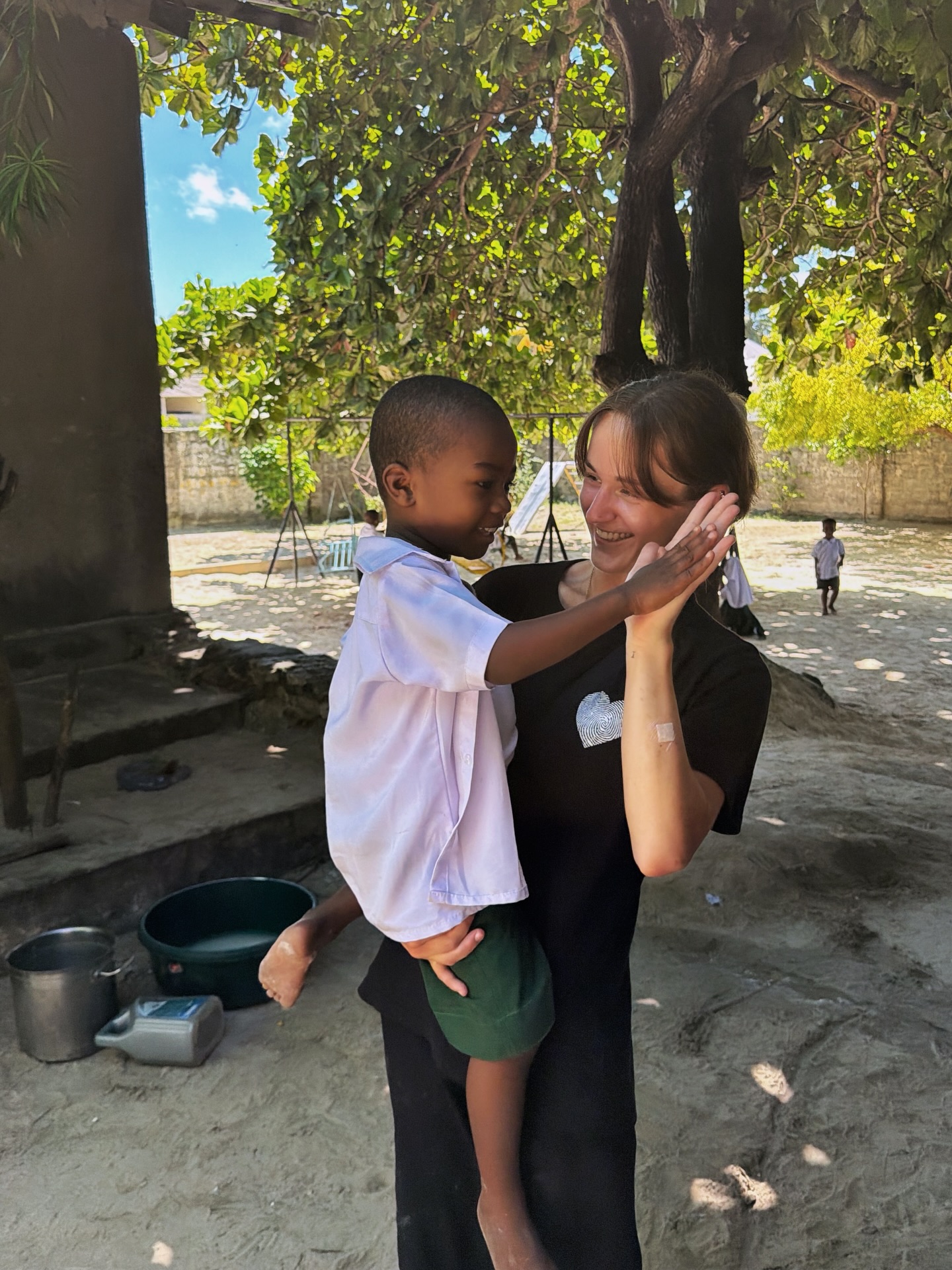 Connected through smiles & kindness ✨
Little friendships, big memories ❤️
.
#volunteering #volunteeringabroad #volunteerafrica #volunteerwork #zanzibar
