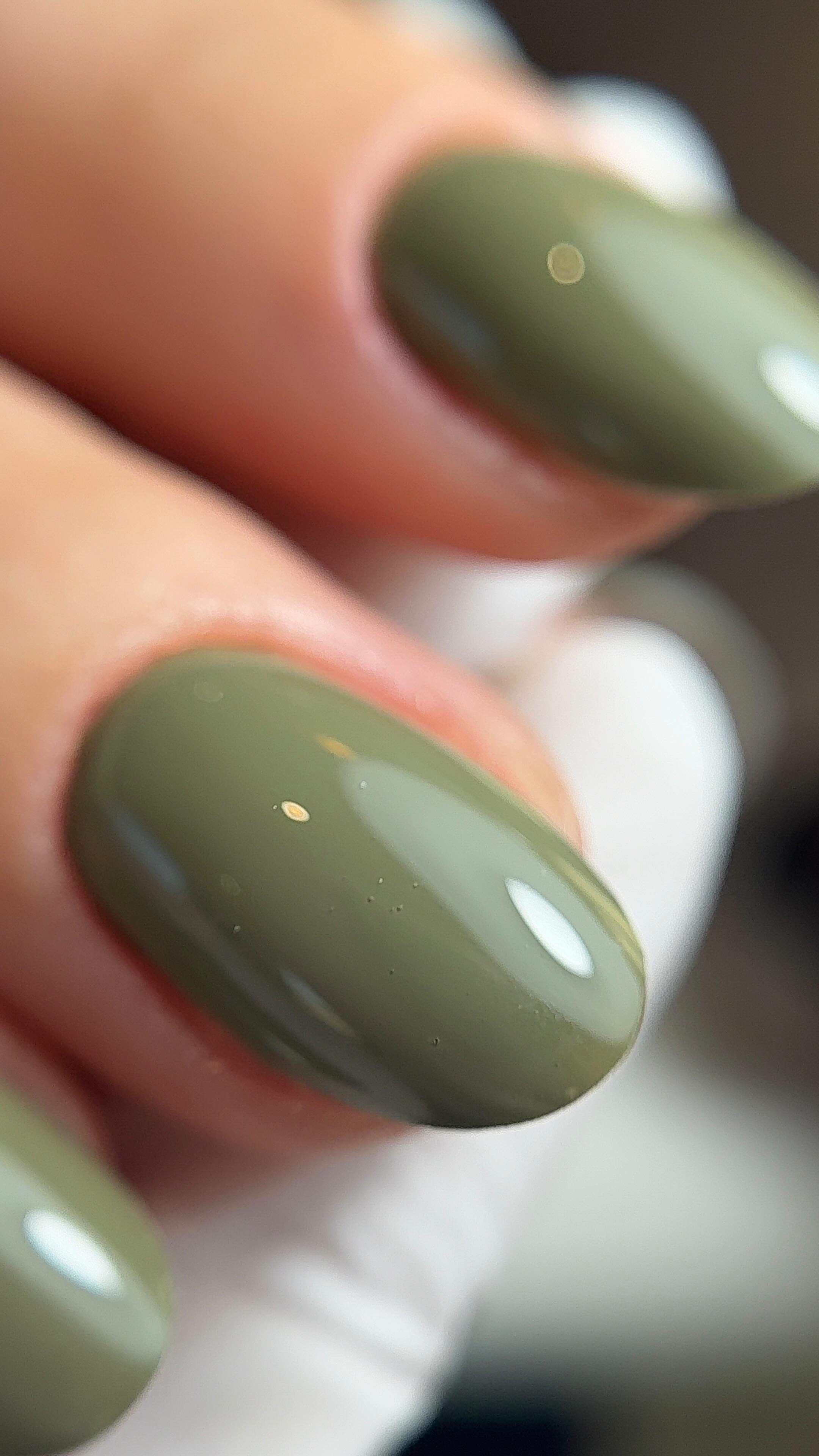 Are you lifting the proximal fold before going in with your flame bit? 👀
This step is SO important if you want clean prep and proper cuticle removal.
Lifting the proximal fold first allows you to safely expose the pocket so your flame bit can actually clean inside it and remove cuticle from the nail plate properly.
If you skip this step:
-You won’t get a clean result
-Cuticle can be left behind on the nail plate
-Retention can suffer and you’re more likely to cause unnecessary damage or irritation to the skin
A flame bit should never be forced against closed skin.
The prep stage is all about visibility, control, and working safely and creating that pocket first makes a huge difference in both your retention and your finished result.
#nailprep #nailtech #naileducation #cuticleprep #russianmanicure nailtechlife uknailtech gelnails