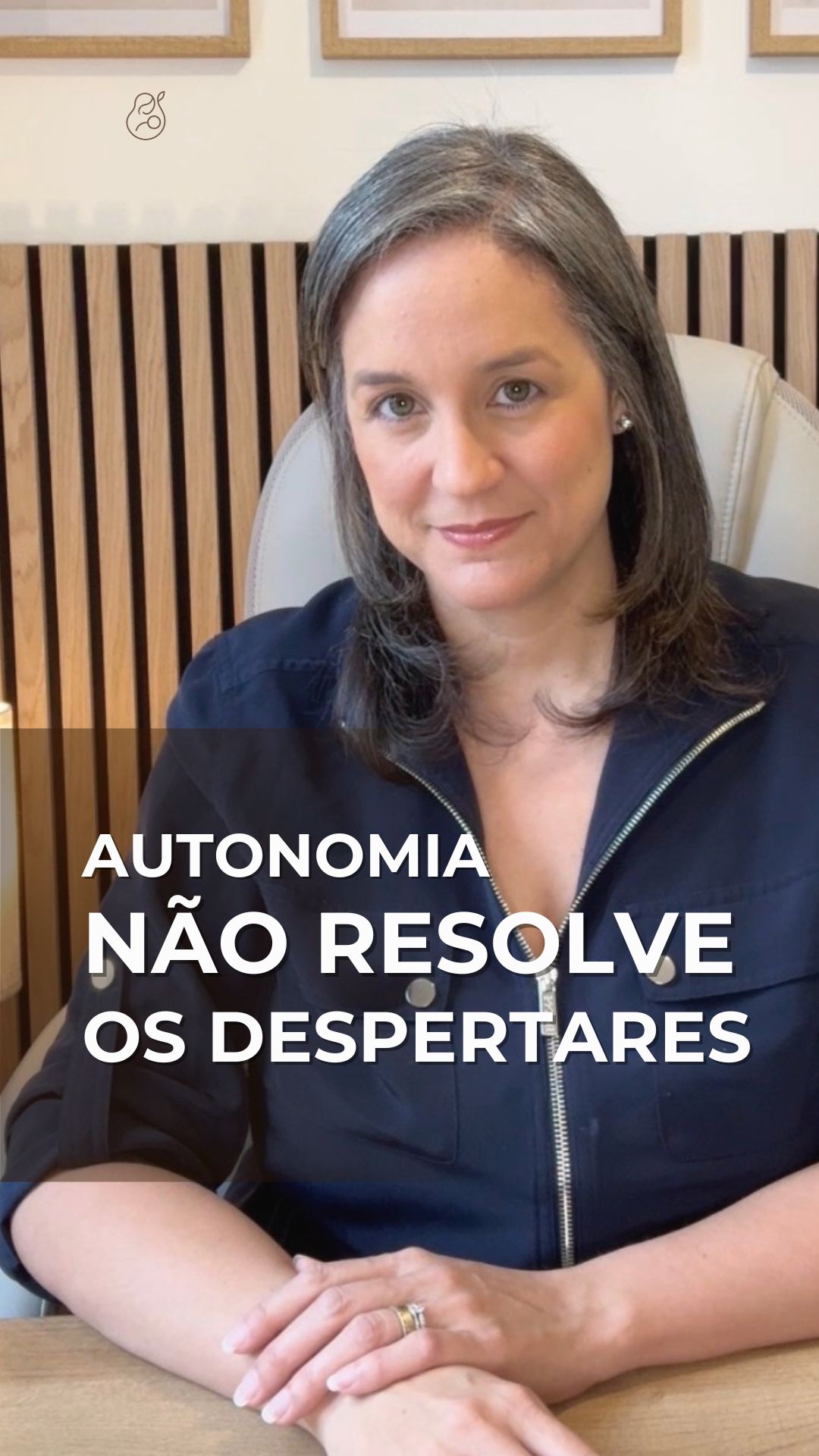A autonomia é apenas uma forma de adormecer.
Ela não explica por que o bebê continua acordando ao longo da noite.
Despertares sempre têm uma causa.
E, na maioria das vezes, essa causa não está na forma como o bebê dorme.
Está no que o corpo dele ainda precisa
para conseguir sustentar o sono com mais tranquilidade.
Por isso, antes de tentar mudar como o seu bebê adormece,
vale perguntar:
o que o sono dele está tentando comunicar?
Quando você entende isso,
para de tentar corrigir o comportamento
e começa a ajustar a causa.
E é aí que o sono começa a melhorar de verdade.
Se você sente que já tentou de tudo e nada resolveu,
talvez o que esteja faltando não seja mais técnica.
Seja entendimento.
Se você quer entender o que está por trás dos despertares do seu bebê
e parar de ajustar no escuro,
eu posso te guiar nesse processo.