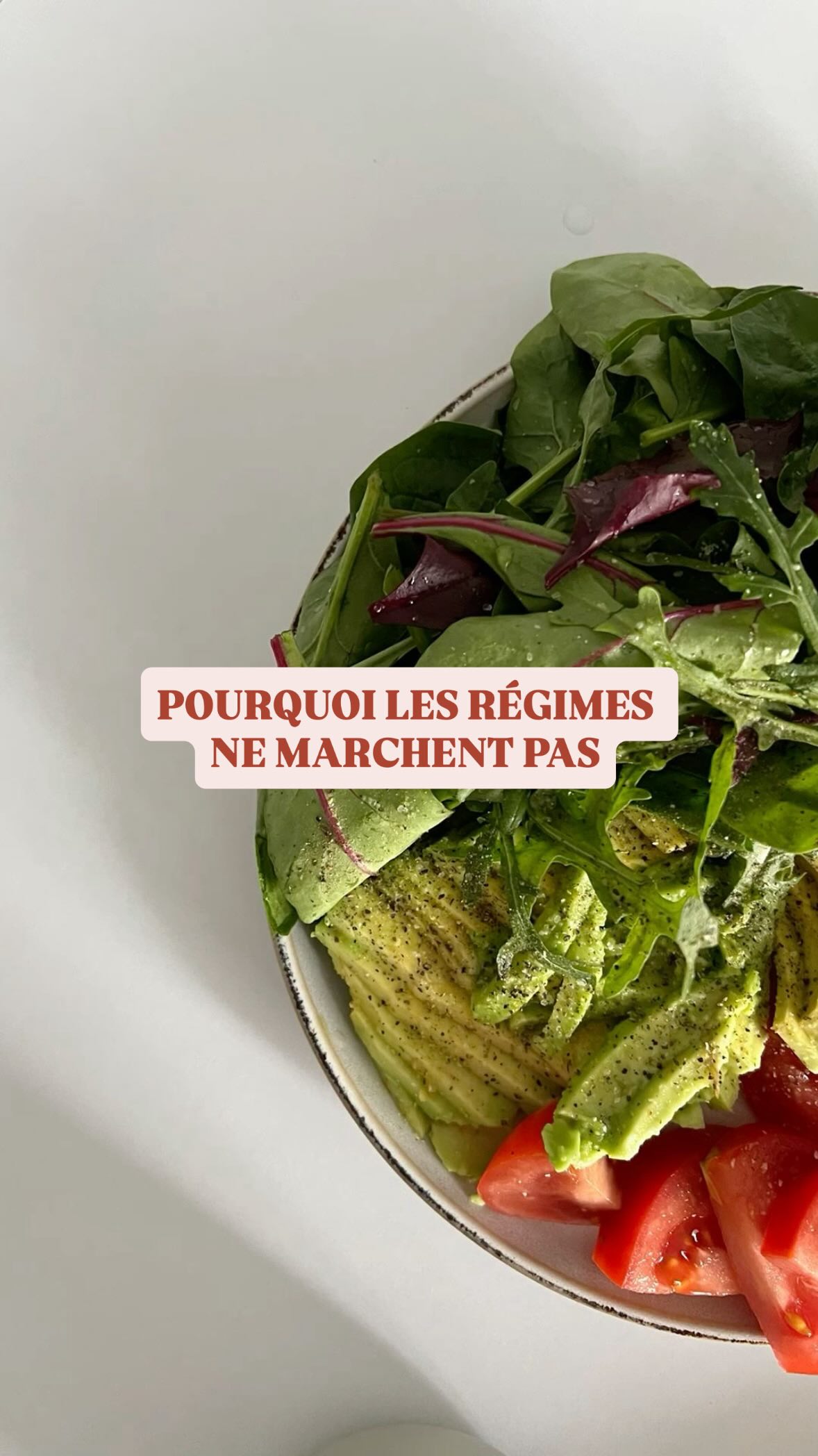 Publicité: collaboration commerciale avec @sibio_technology.
Souffrir pour perdre du poids? Mais quelle horreur! Et pourtant, tant de personnes passent leurs journées à transpirer sur leur tapis et à s’affamer en mangeant peu de calories.
Et c’est systématiquement voué à l’échec car en perte de poids, la faim gagne toujours. Et le fameux yoyo et la frustration s’installent.
Retenez ce principe de base simple pour la perte de poids: l’insuline est une hormone qui stock du gras. Donc baisser l’insuline permet de brûler la graisse. Les bonnes graisses et les protéines stimulent peu l’insuline, contrairement aux glucides.
Donc, manger des protéines et des bonnes graisses permet de perdre du poids sans avoir faim. C’est le principe de l’alimentation cétogène.
Le capteur de cétones de SIBIO est très utile et pédagogique. Il vous permet de savoir si brulez efficacement votre graisse et de voir l’impact de votre alimentation, mais aussi de votre stress, sommeil… et chacun est différent! Vous pouvez ainsi adapter votre programme pour être plus efficace.
J’utilise des capteurs depuis des années et cela m’a bien aidé à comprendre comment mon corps fonctionne.
Vous pouvez trouver les capteurs SiBio en ligne et profiter du code promo CHLOE10.
Perdre du poids en mangeant des avocats, des poissons gras, des œufs, de la viande, des légumes verts, des fruits rouges, des oléagineux, du beurre, des olives… on perd aisément du poids tout en se régalant. Un jeu d’enfant!