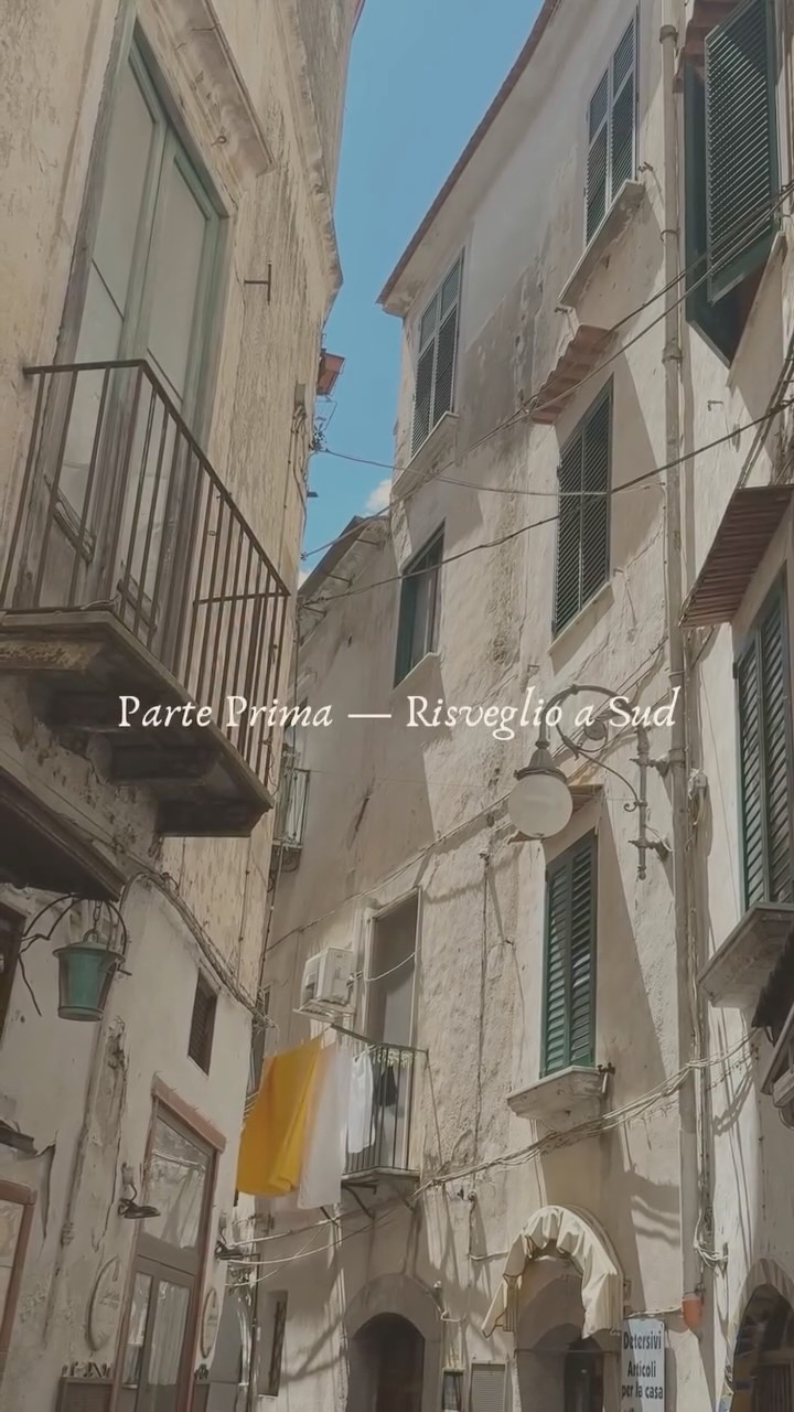 “IO SONO UN’ISOLA” | Parte Prima — Risveglio a Sud
Il primo capitolo della collezione è un viaggio tattile tra le superfici dell’isola. Materia viva, intonaci scrostati dal sale e ritmo lento di una Camera a Sud.
Tra trame di lino e uncinetto, il gioiello diventa scultura organica: pietre vulcaniche levigate dal vento e forme martellate, diventano frammenti di terra da portare addosso.
Un’eleganza autentica, imperfetta, profondamente mediterranea.